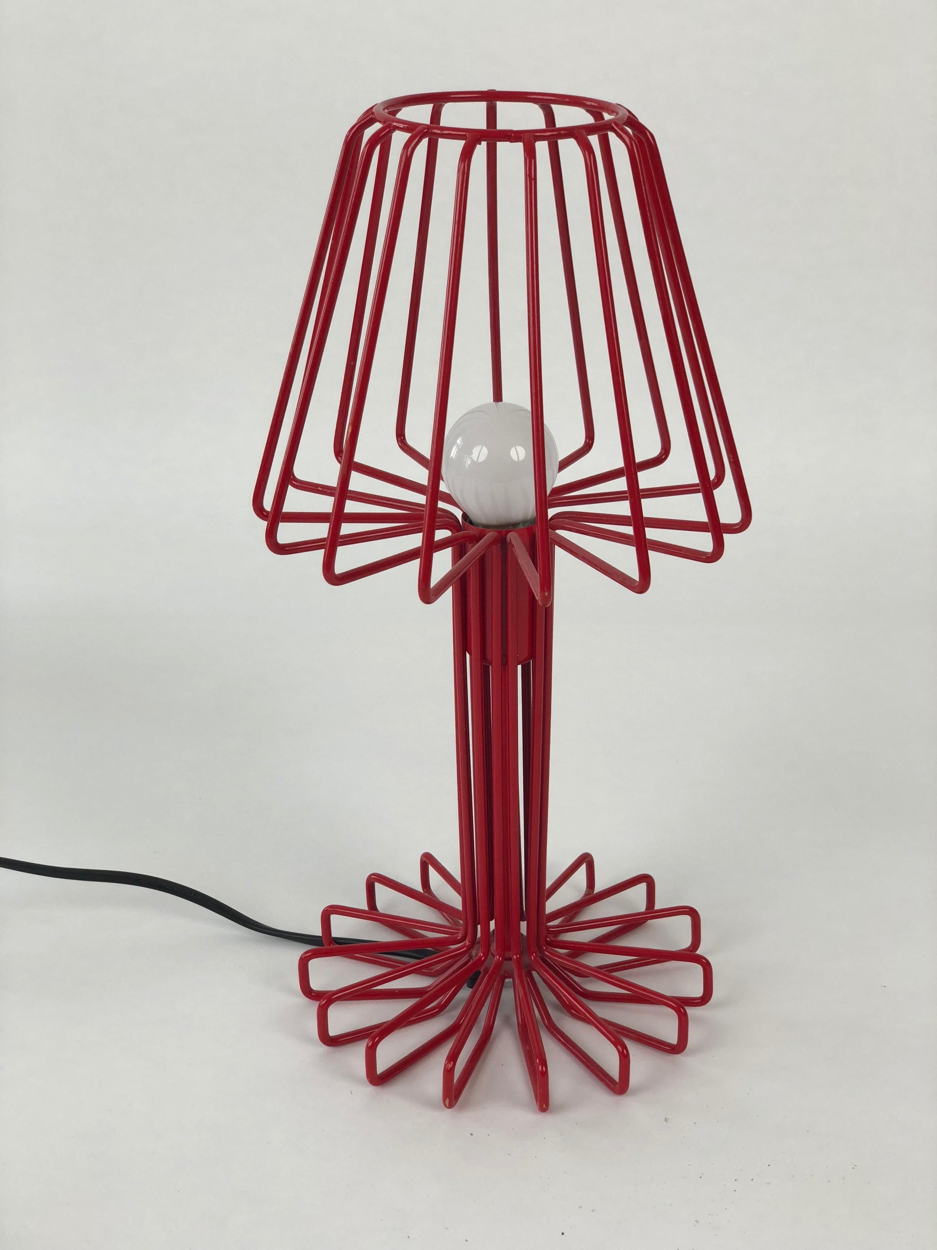 Fin du 20e siècle Petite lampe de table italienne rouge en vente