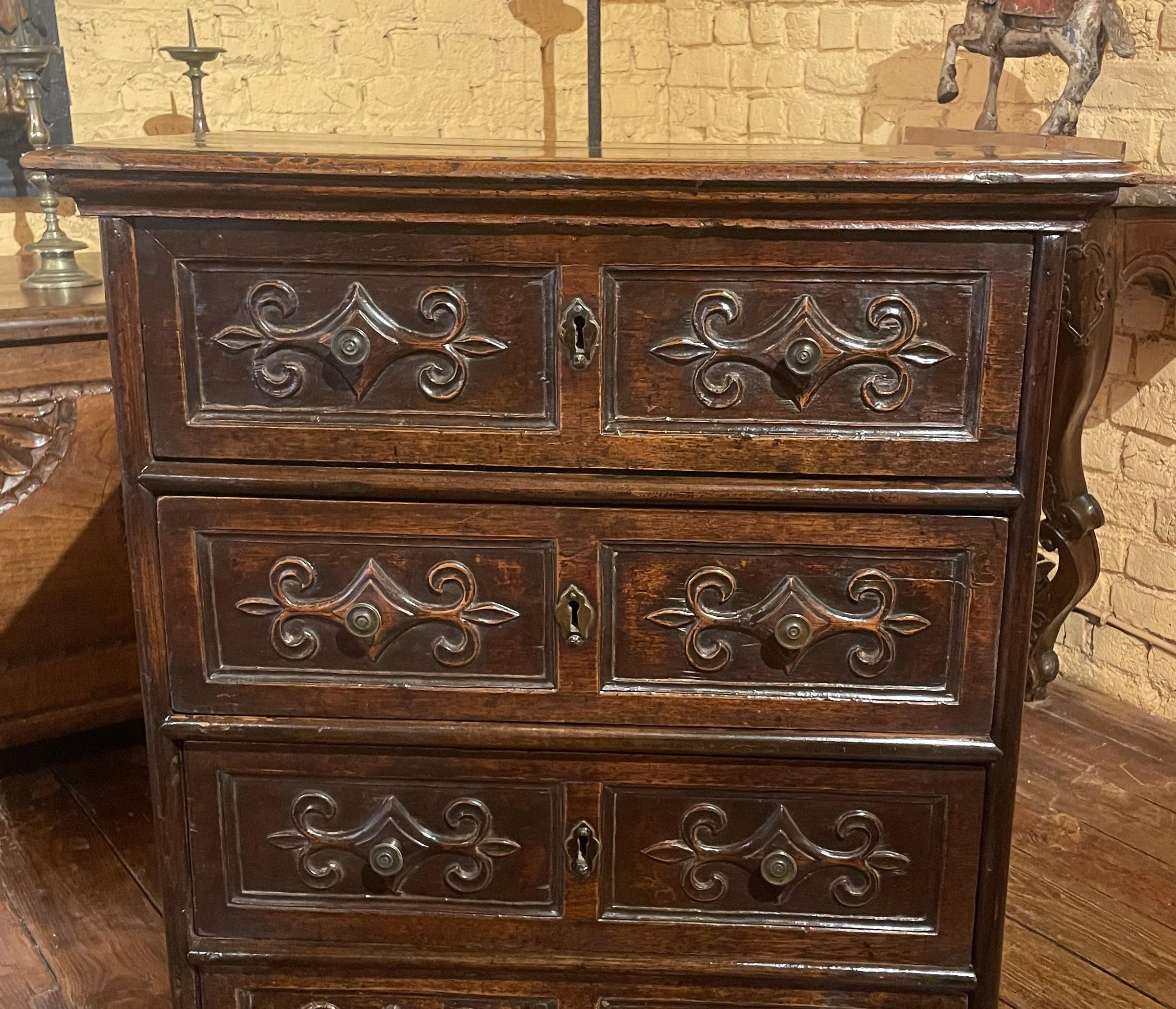 lovely little chest of drawers in walnut from the Italian Renaissance - 17th century

Very beautiful chest of drawers made up of 4 drawers. They each have their original locks which are very good quality.
Very beautiful sculpture work on the