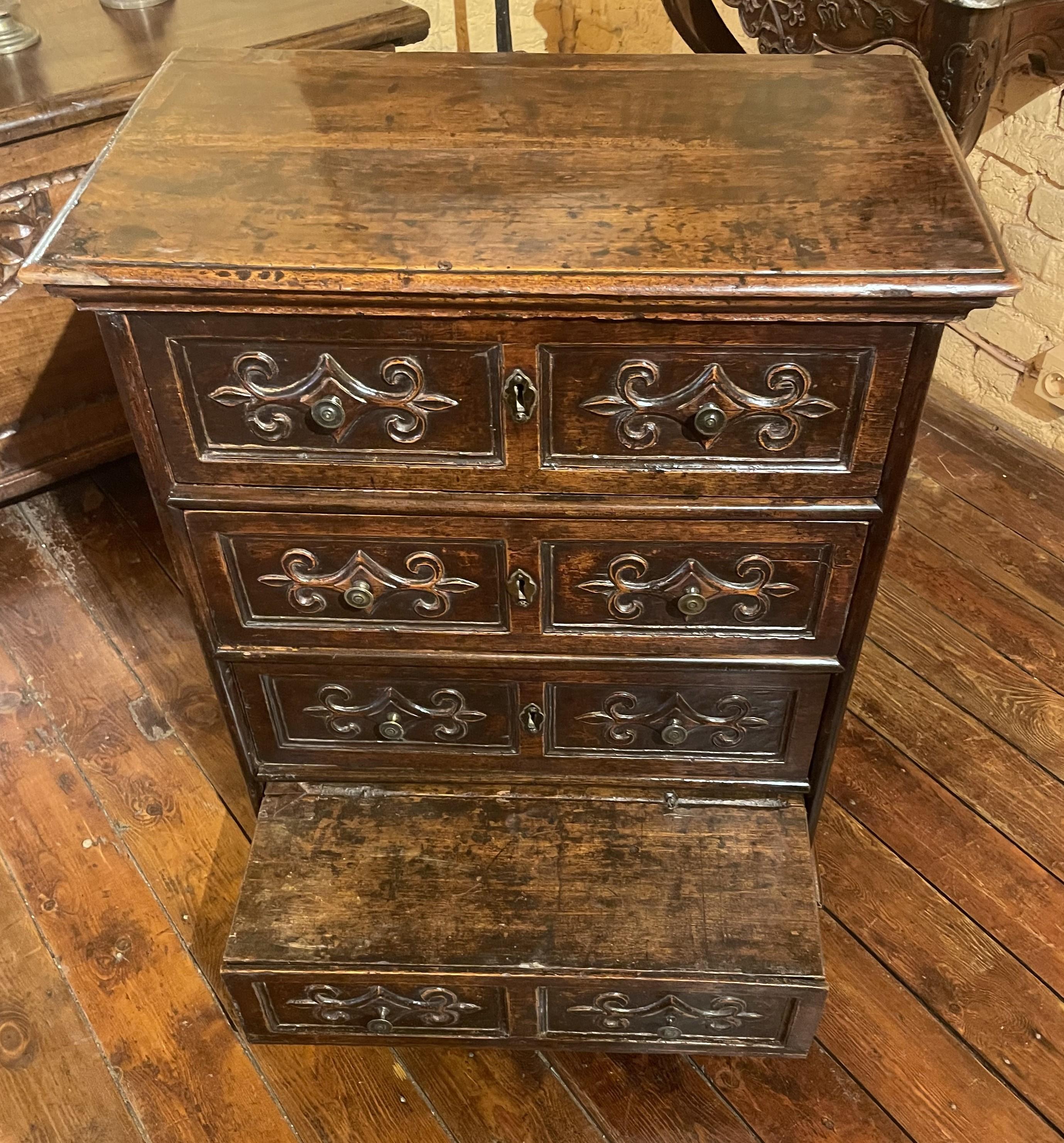 Small Italian Walnut Chest Of Drawers-17th Century In Good Condition For Sale In Brussels, Brussels