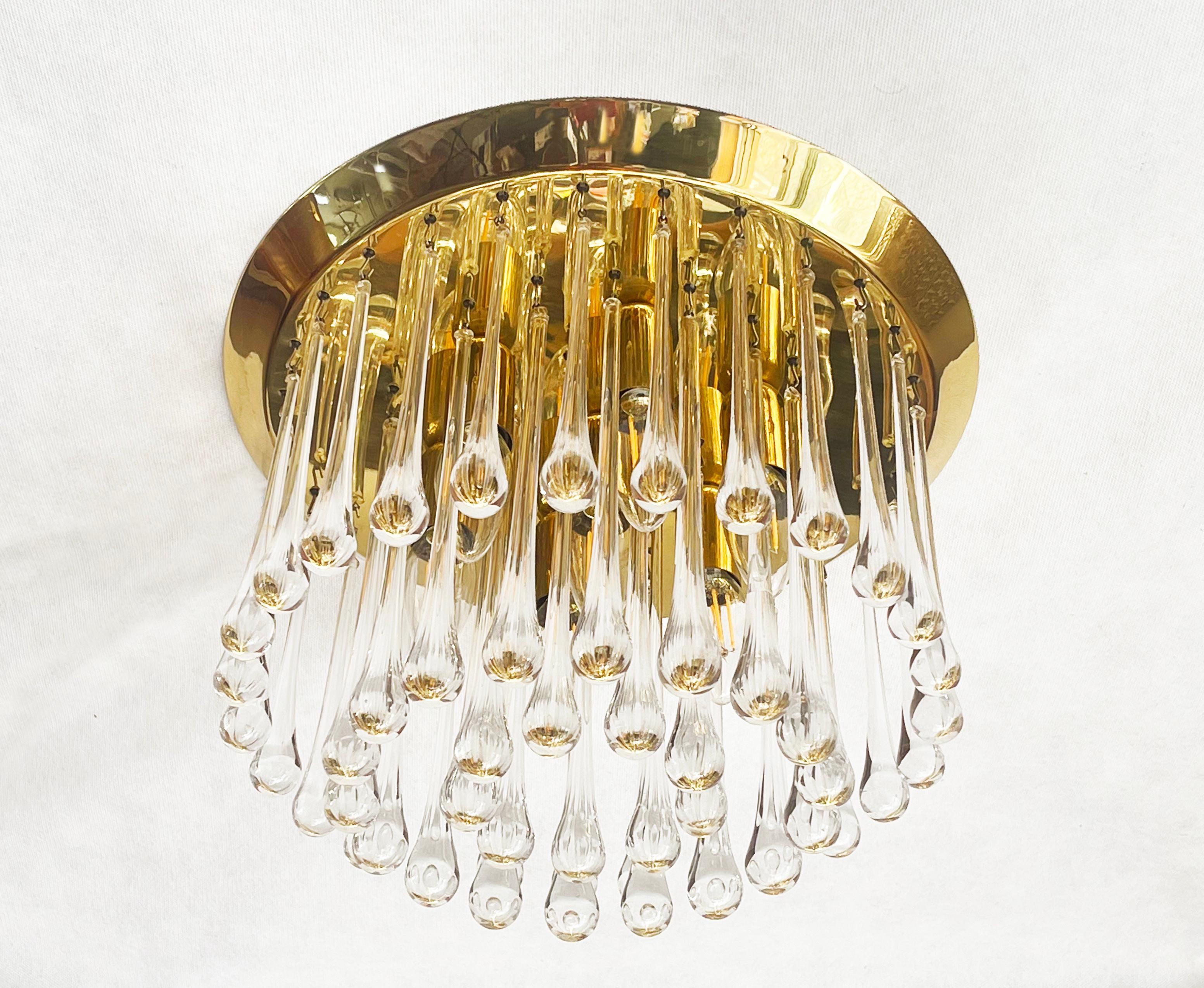 Beautifully designed, small to medium raindrop chandelier or ceiling light from Murano glas & golden shimmering brass.
Kalmar is one of the most established and valued lighting manufacturers – especially their mid-century lighting is simply