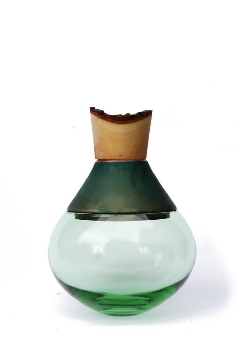 Petit vase indien en jade et cuivre patiné II, Pia Wüstenberg
Dimensions : D 18 x H 25
Matériaux : verre, bois, cuivre patiné.
Disponible dans d'autres métaux : laiton, cuivre, cuivre patiné.

Fabriqué à la main en Europe, par des artisans