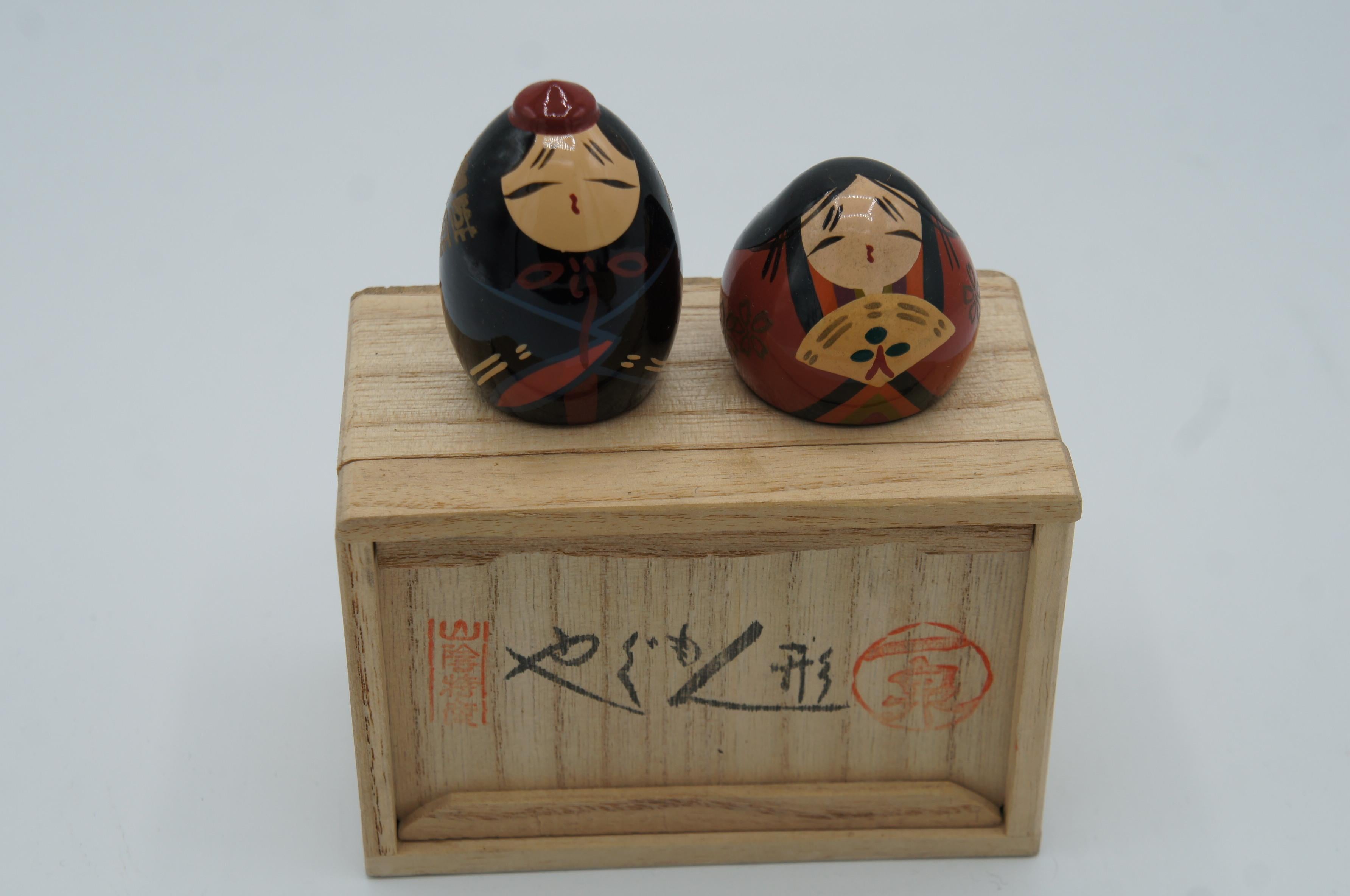 -Details-
Epoche: Showa (um 1970)
Verkauft mit Box und die 2 Stücke

Ursprünglich als Spielzeug für kleine Mädchen gedacht, wurden sie später als Souvenirs verkauft und symbolisieren heute Fruchtbarkeit und den Wunsch nach einem gesunden Kind.
