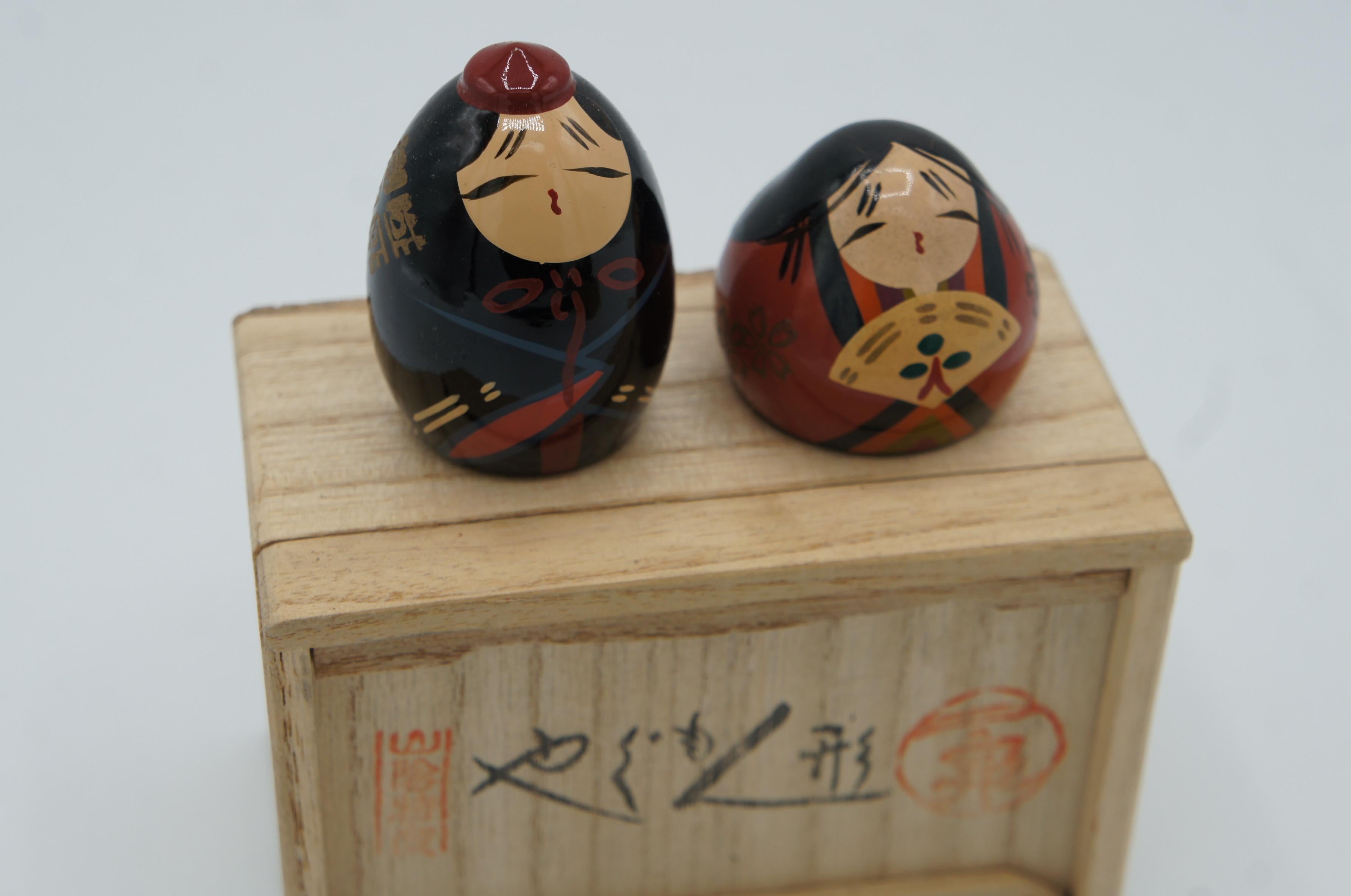 Kleine japanische antike  Kokeshi mit Holzschachtel aus der Showa-Periode (Japanisch) im Angebot