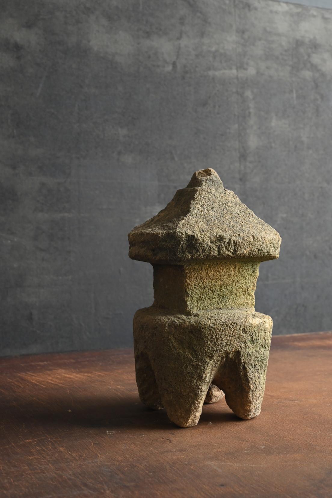 Petite lanterne japonaise ancienne en pierre / 1868-1920 / Objects fors fors Objects en vente 2