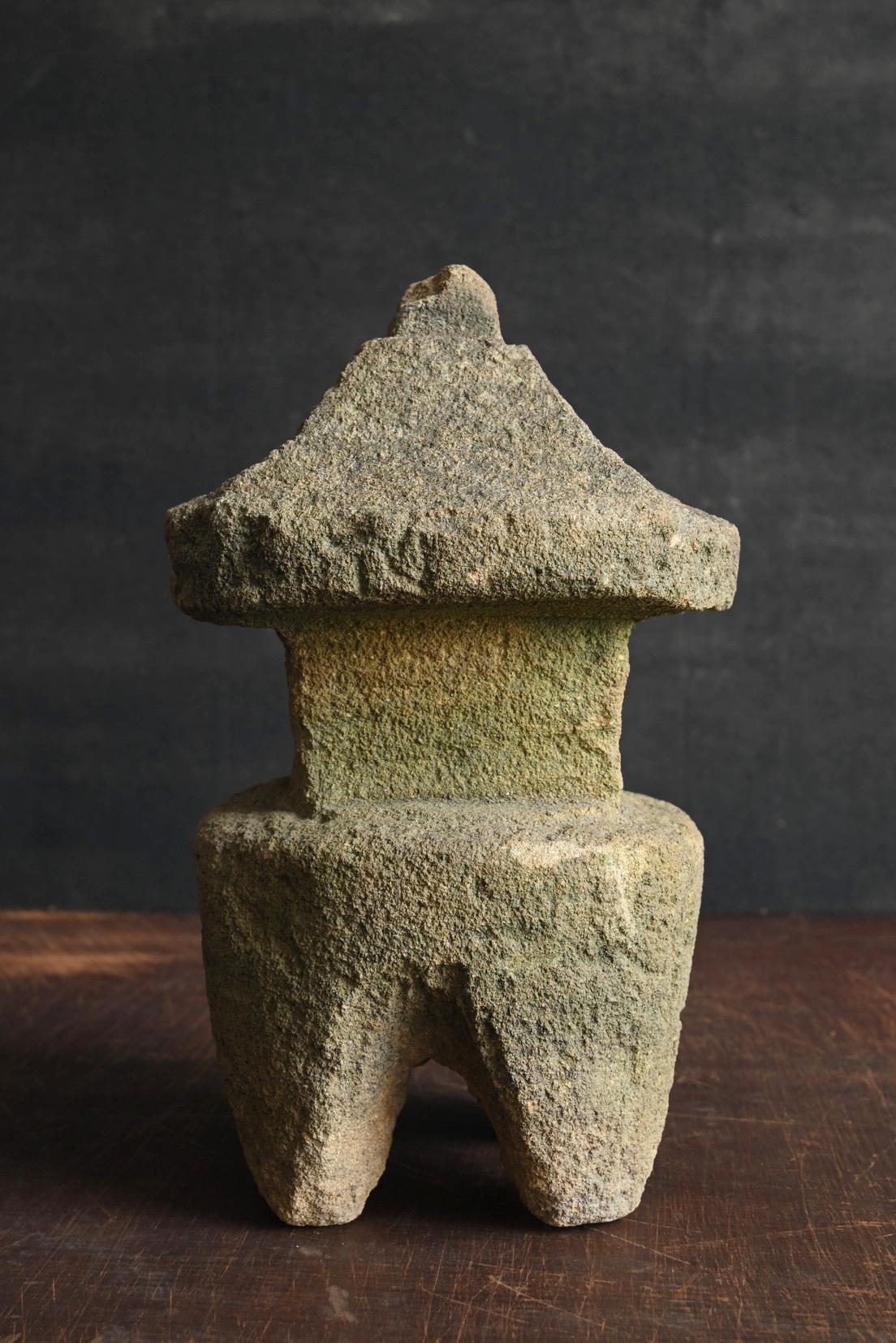 Petite lanterne japonaise ancienne en pierre / 1868-1920 / Objects fors fors Objects en vente 6