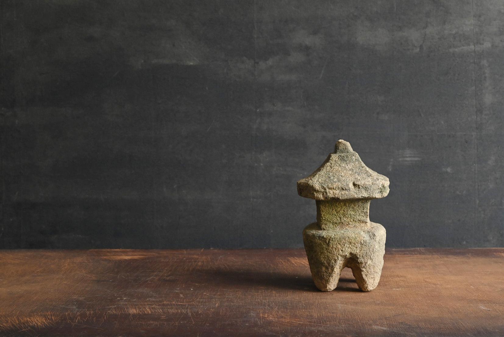 Cette petite lanterne en pierre aurait été fabriquée entre les périodes Meiji et Taisho. Il est suffisamment petit pour être tenu dans une main, mais il possède un poids et une présence solides, évoquant un sens distinct de la dignité en tant