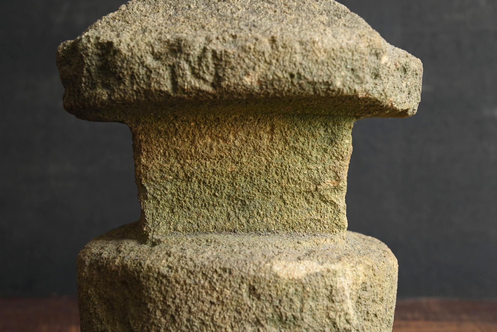 Pierre Petite lanterne japonaise ancienne en pierre / 1868-1920 / Objects fors fors Objects en vente