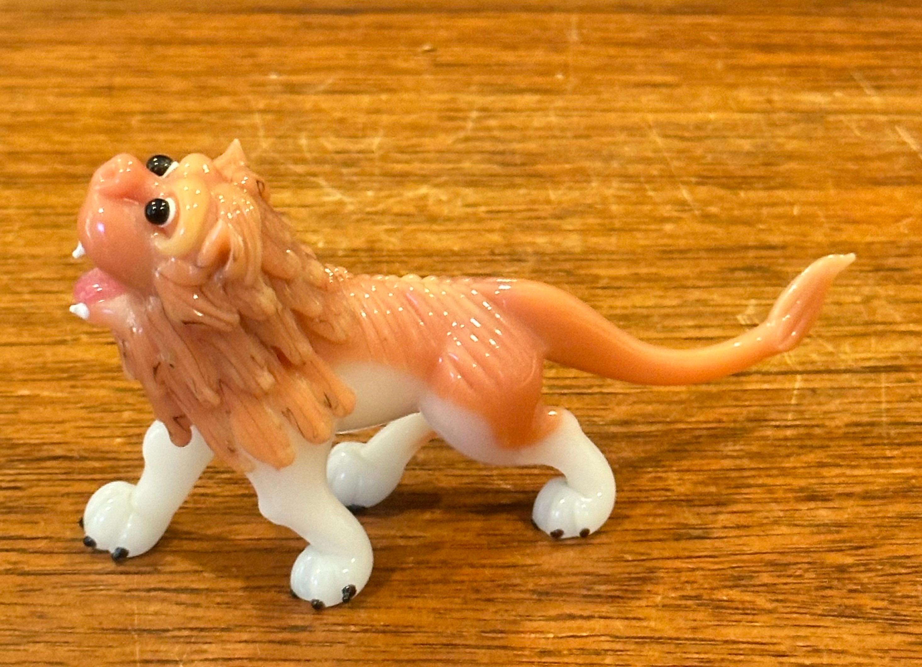 Small Japanese Art Glass Foo Dog / Lion Sculpture / Paperweight For Sale 1