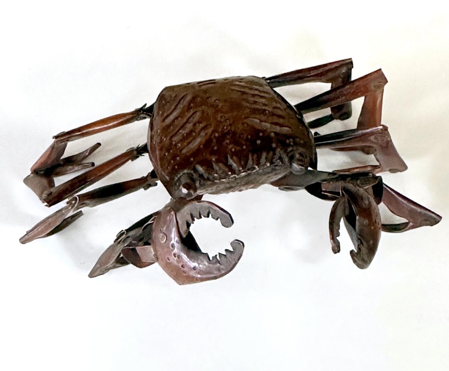 Petit crabe en cuivre aux pattes articulées réalisé par Myochin Hiroyoshi à la fin de la période Meiji, vers les années 1890-1900. En tant qu'objet d'exposition ornemental, ce type de petite sculpture avec des pièces mobiles est connu en japonais