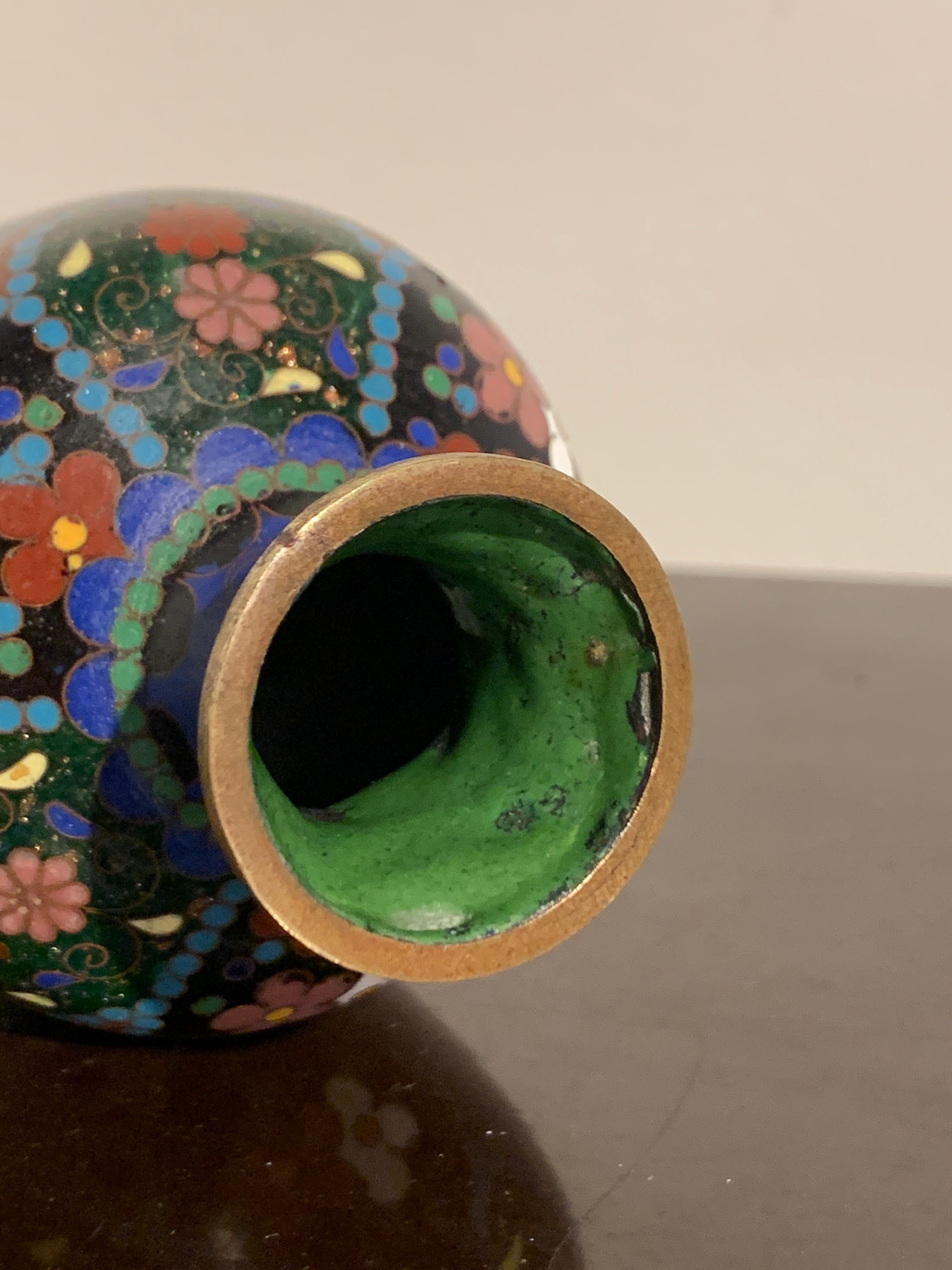 Small Japanese Blue Cloisonne Vase, Meiji Period, Japan 2