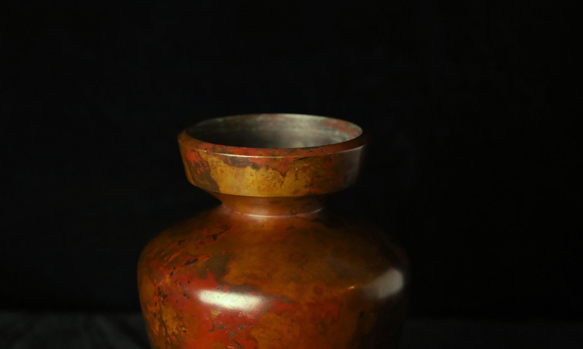 Piccolo vaso giapponese in bronzo con patina calda, XX secolo in vendita 5