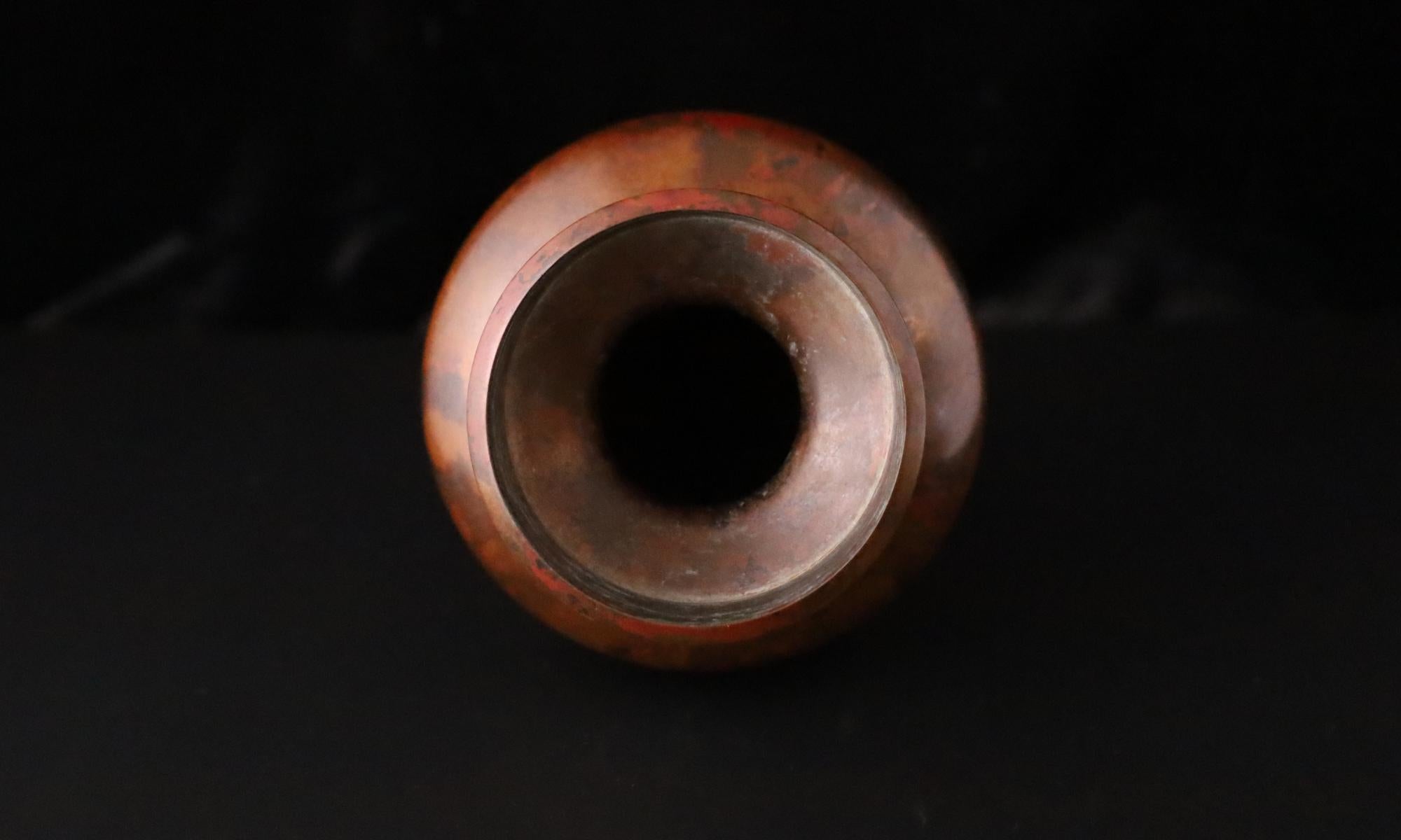 Piccolo vaso giapponese in bronzo con patina calda, XX secolo in vendita 6