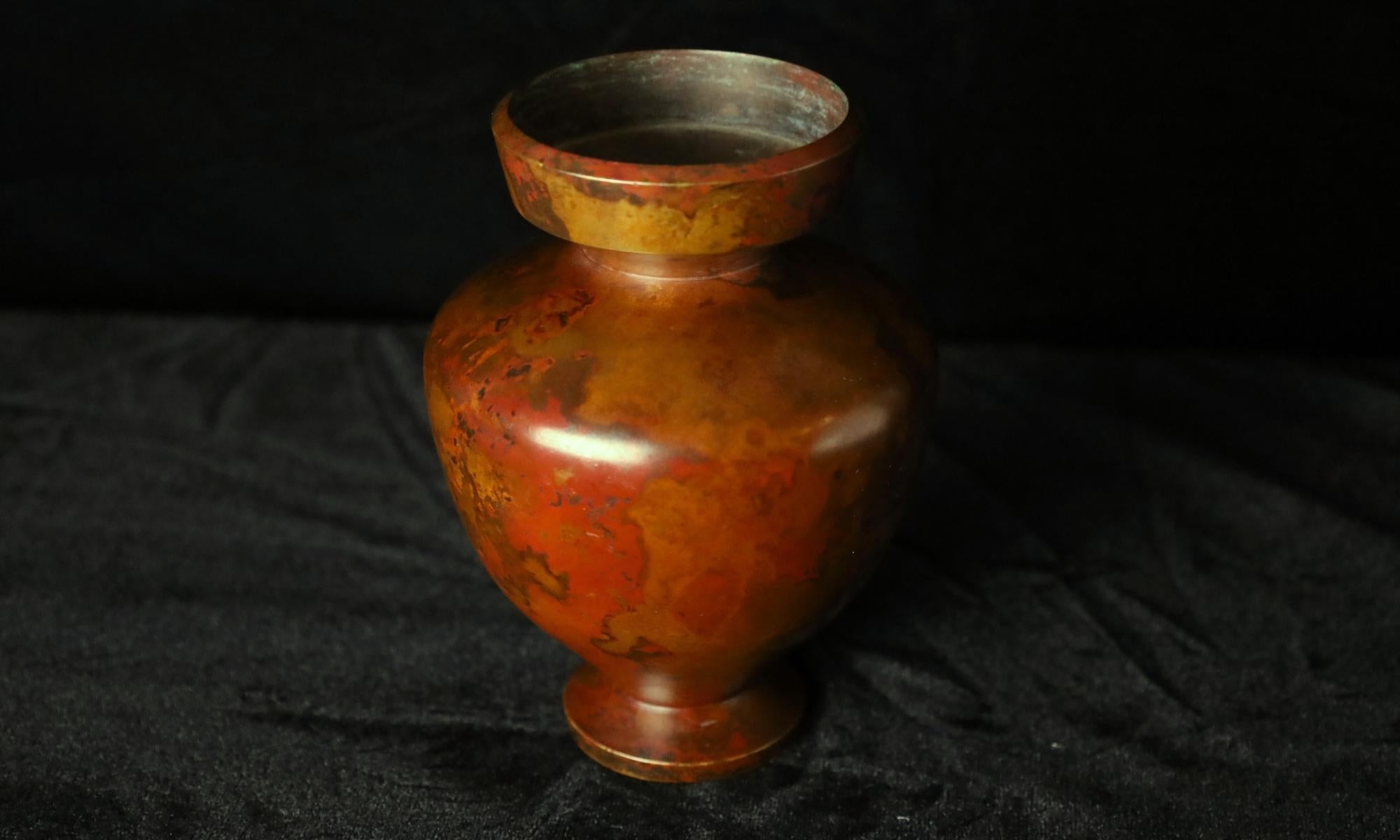 Piccolo vaso giapponese in bronzo con patina calda, XX secolo in vendita 7