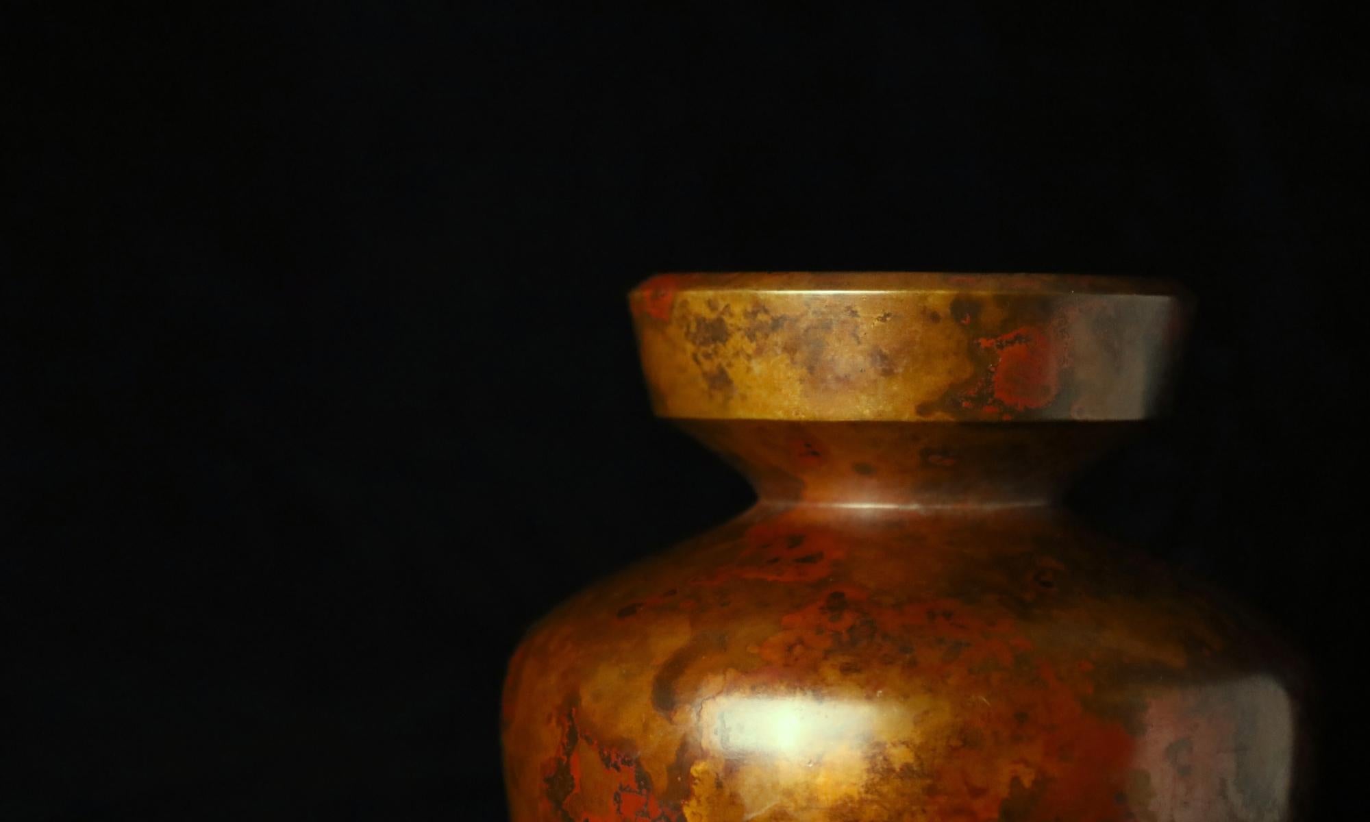 Piccolo vaso giapponese in bronzo con patina calda, XX secolo in vendita 9
