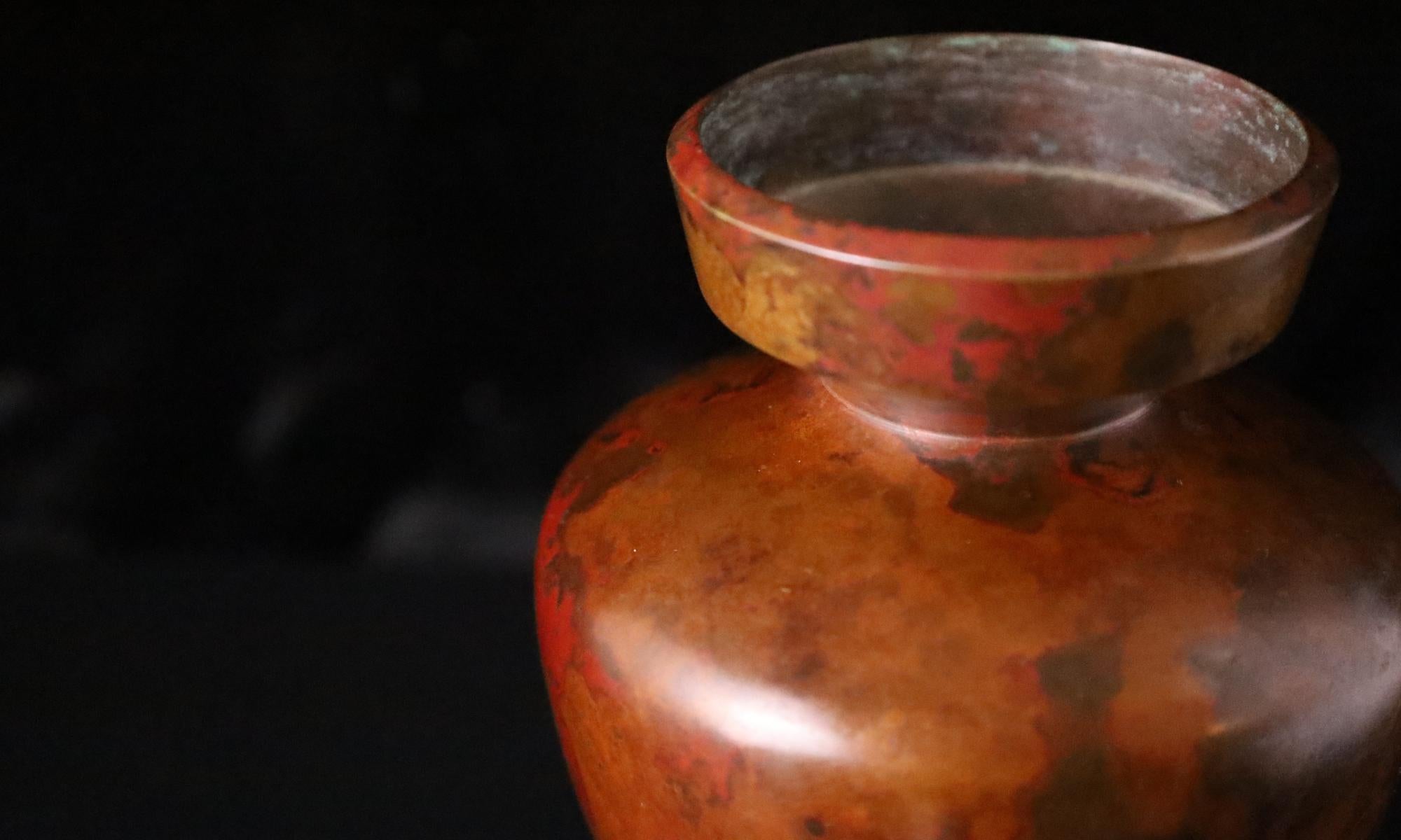Piccolo vaso giapponese in bronzo con patina calda, XX secolo in vendita 10