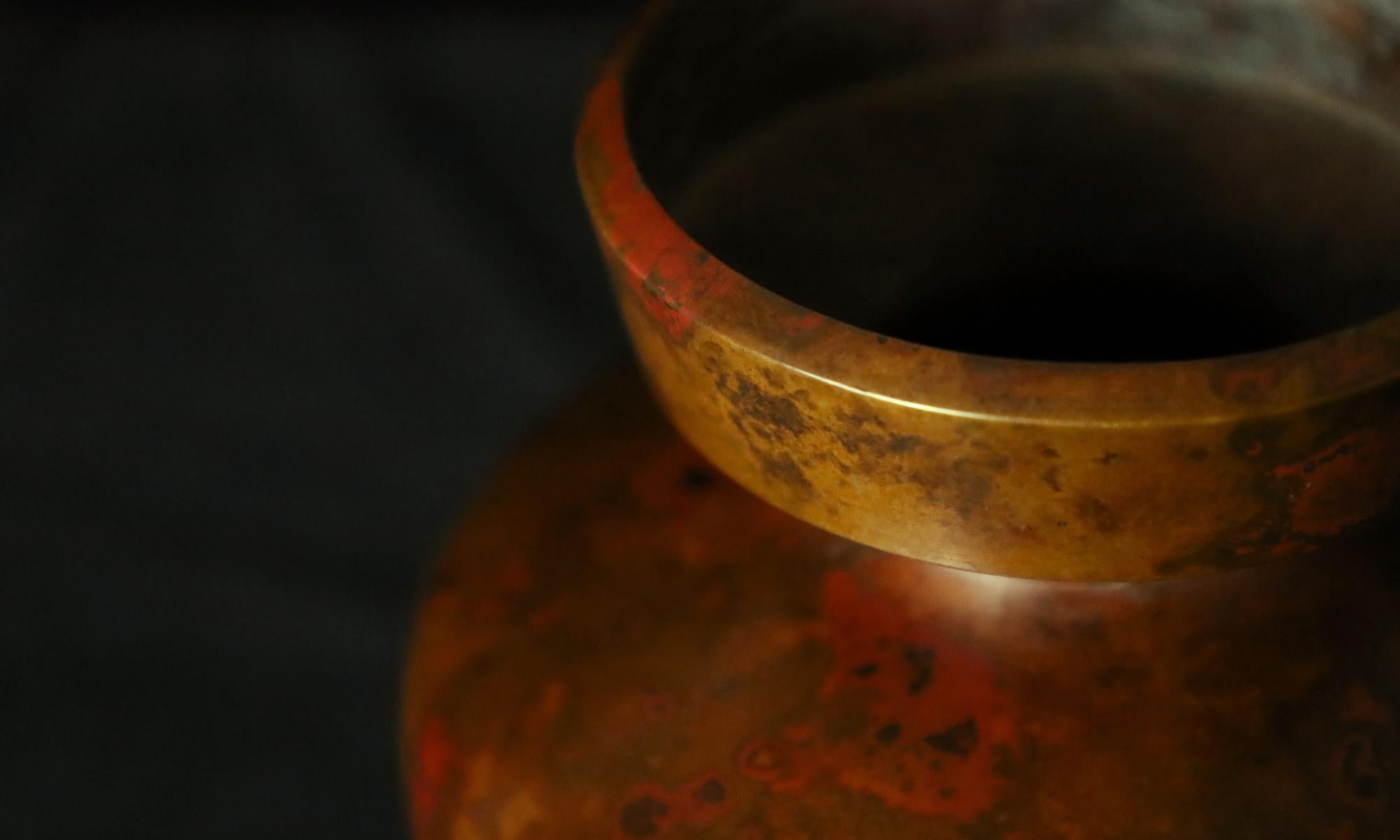 Piccolo vaso giapponese in bronzo con patina calda, XX secolo in vendita 11