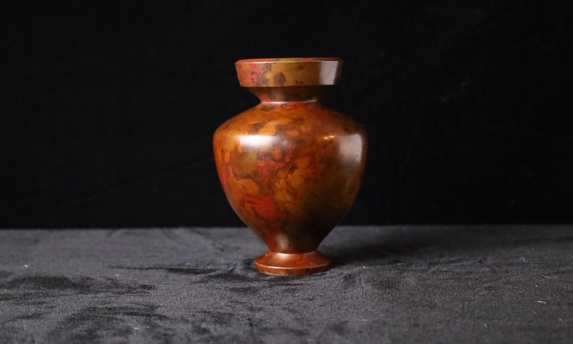 Showa Piccolo vaso giapponese in bronzo con patina calda, XX secolo in vendita