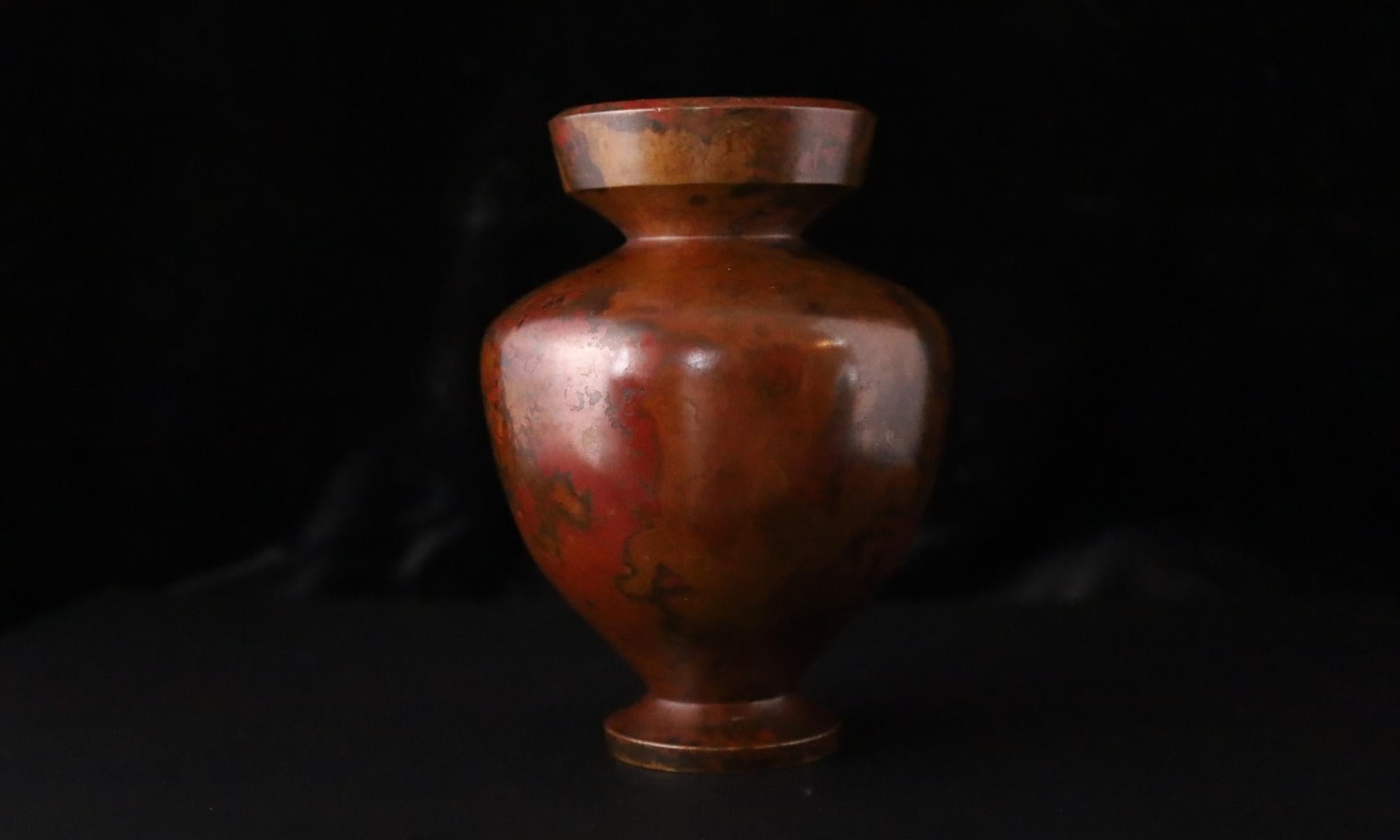 Giapponese Piccolo vaso giapponese in bronzo con patina calda, XX secolo in vendita