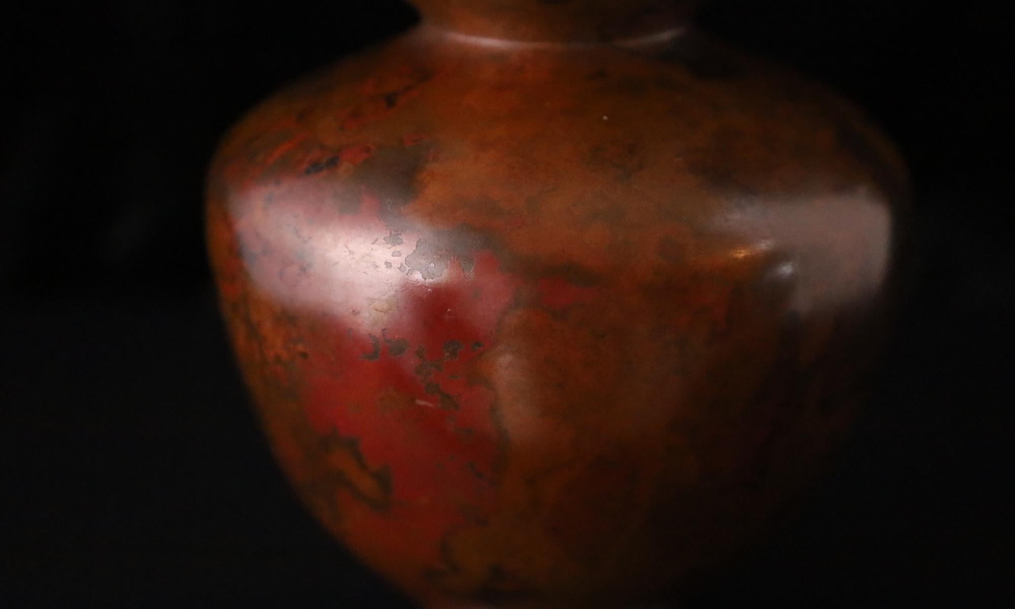 Bronzo Piccolo vaso giapponese in bronzo con patina calda, XX secolo in vendita
