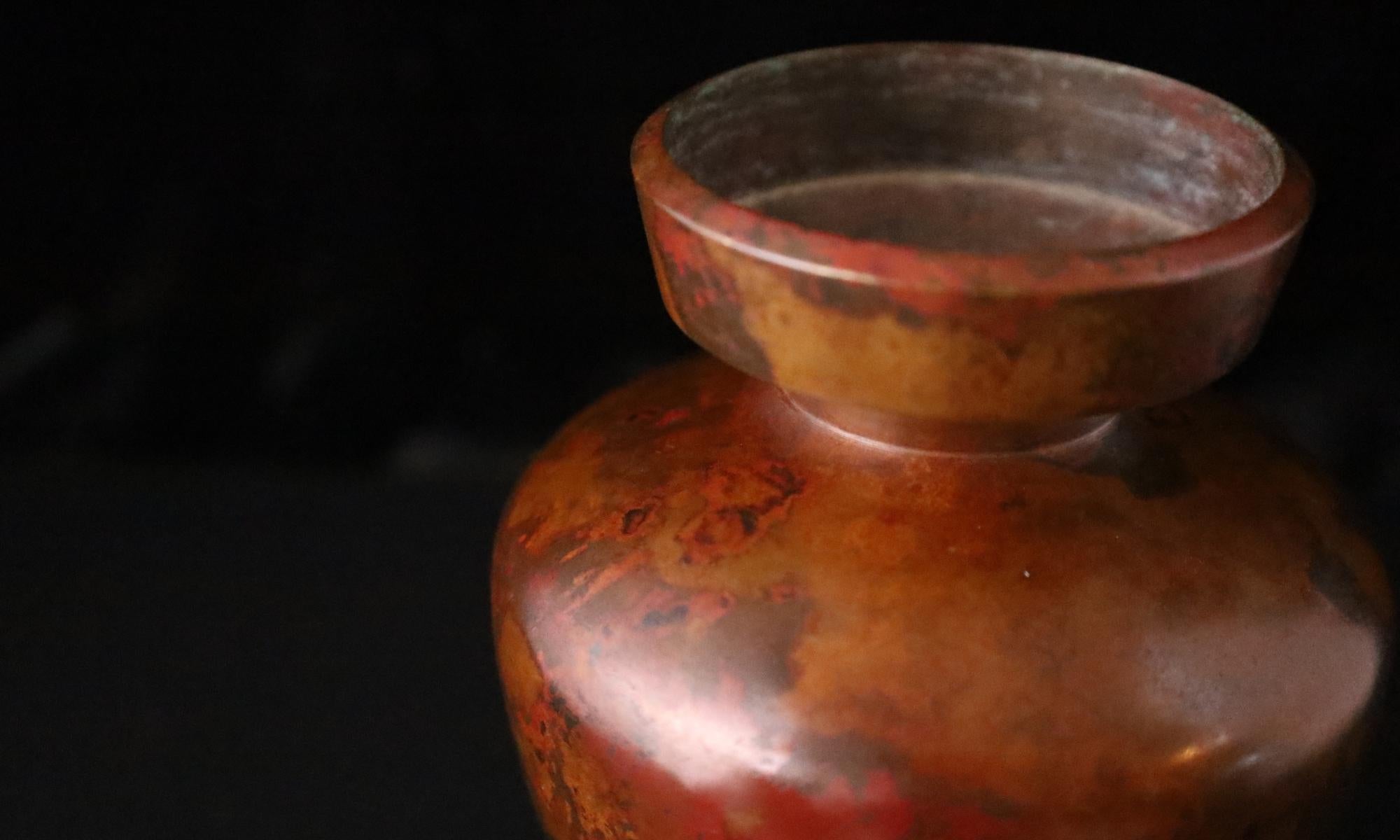 Piccolo vaso giapponese in bronzo con patina calda, XX secolo in vendita 2