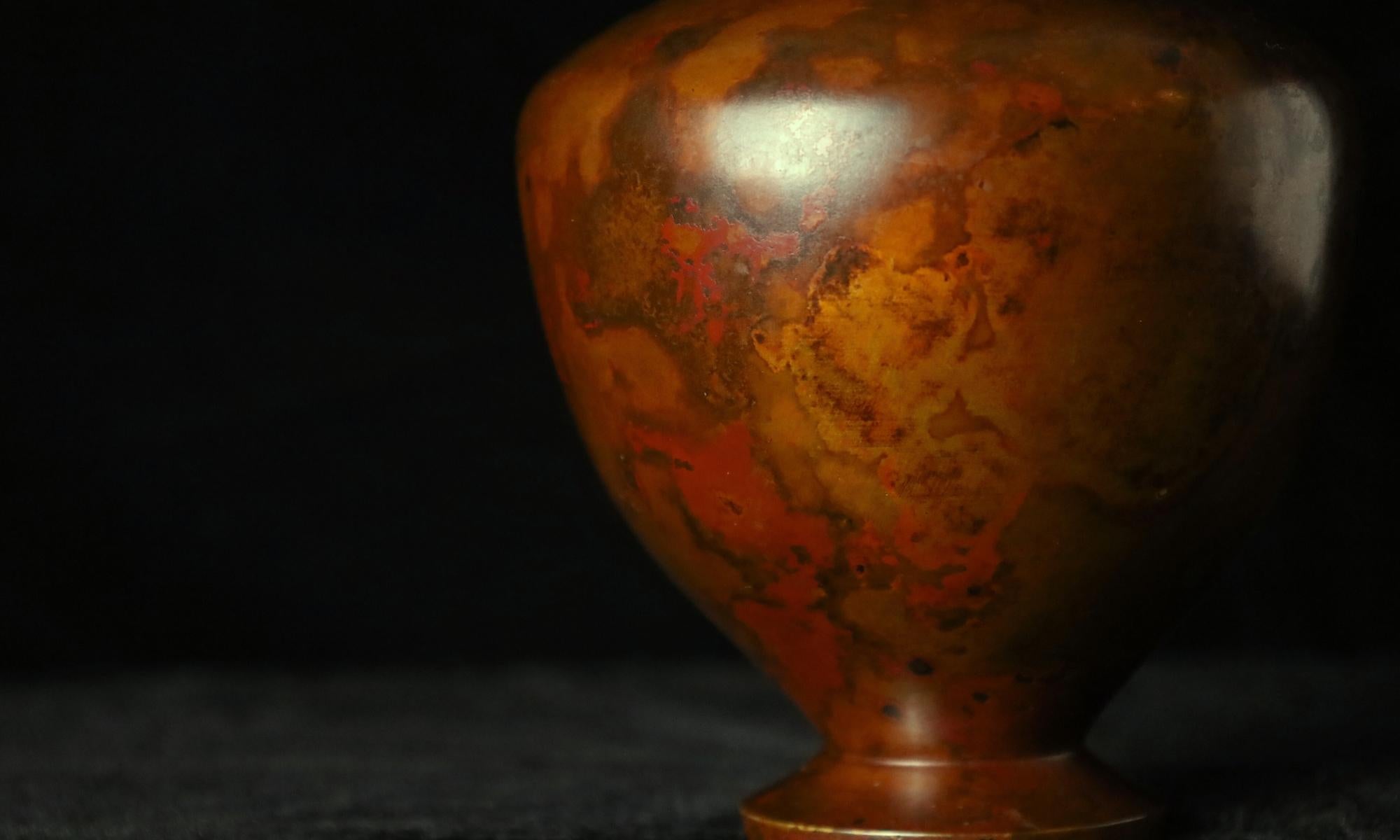 Piccolo vaso giapponese in bronzo con patina calda, XX secolo in vendita 3
