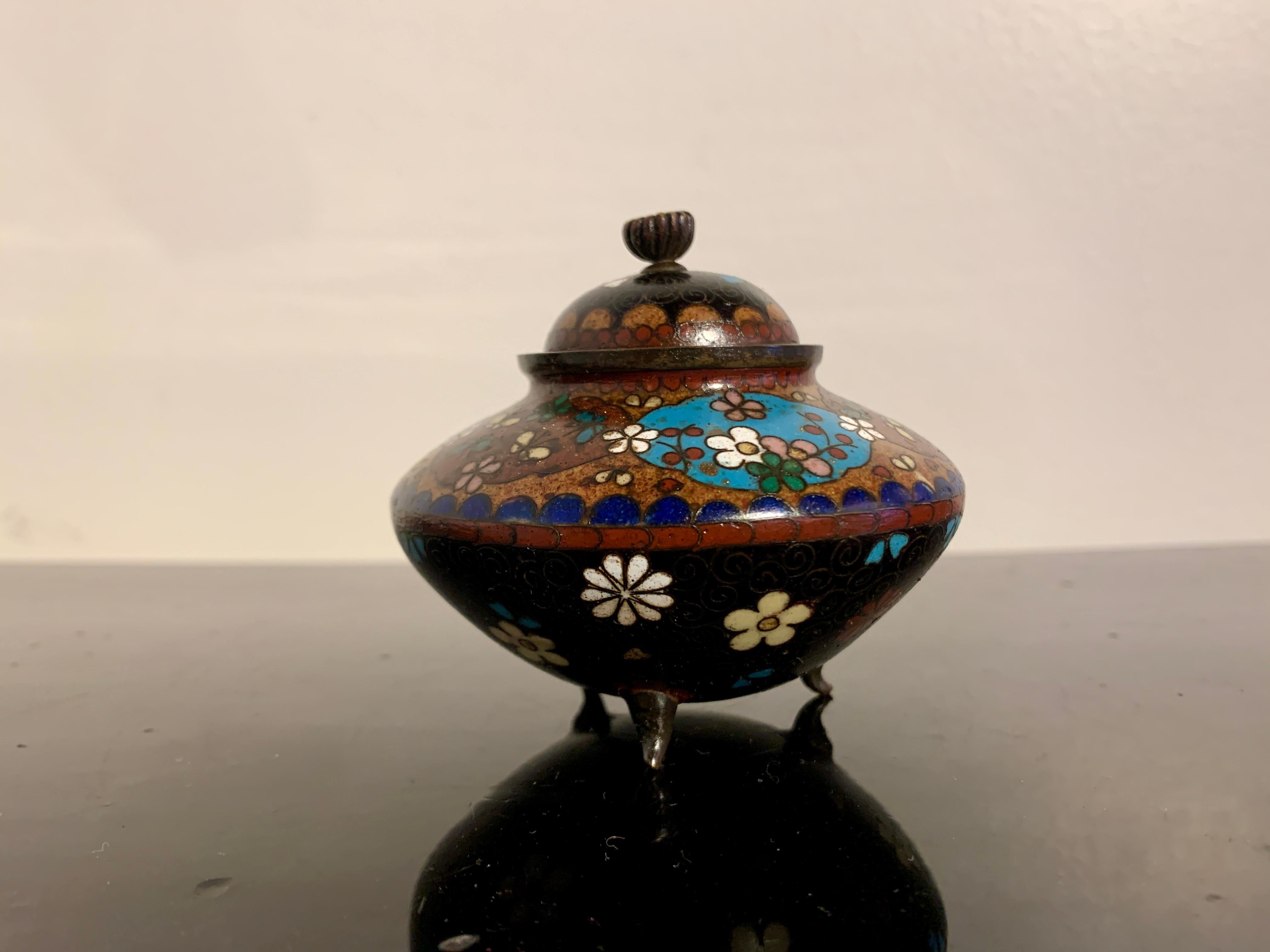 Small Japanese Cloisonné Censer, Koro, Meiji Period, Late 19th Century, Japan In Good Condition For Sale In Austin, TX