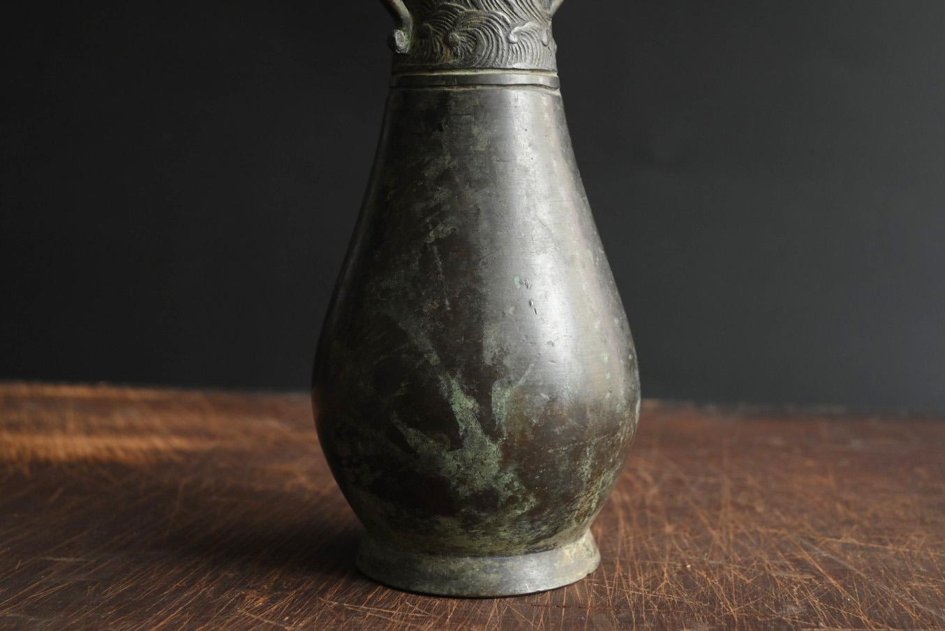 Piccolo vaso di rame giapponese realizzato nel tardo periodo Edo / 1750-1868 / Vaso di fiori in vendita 3