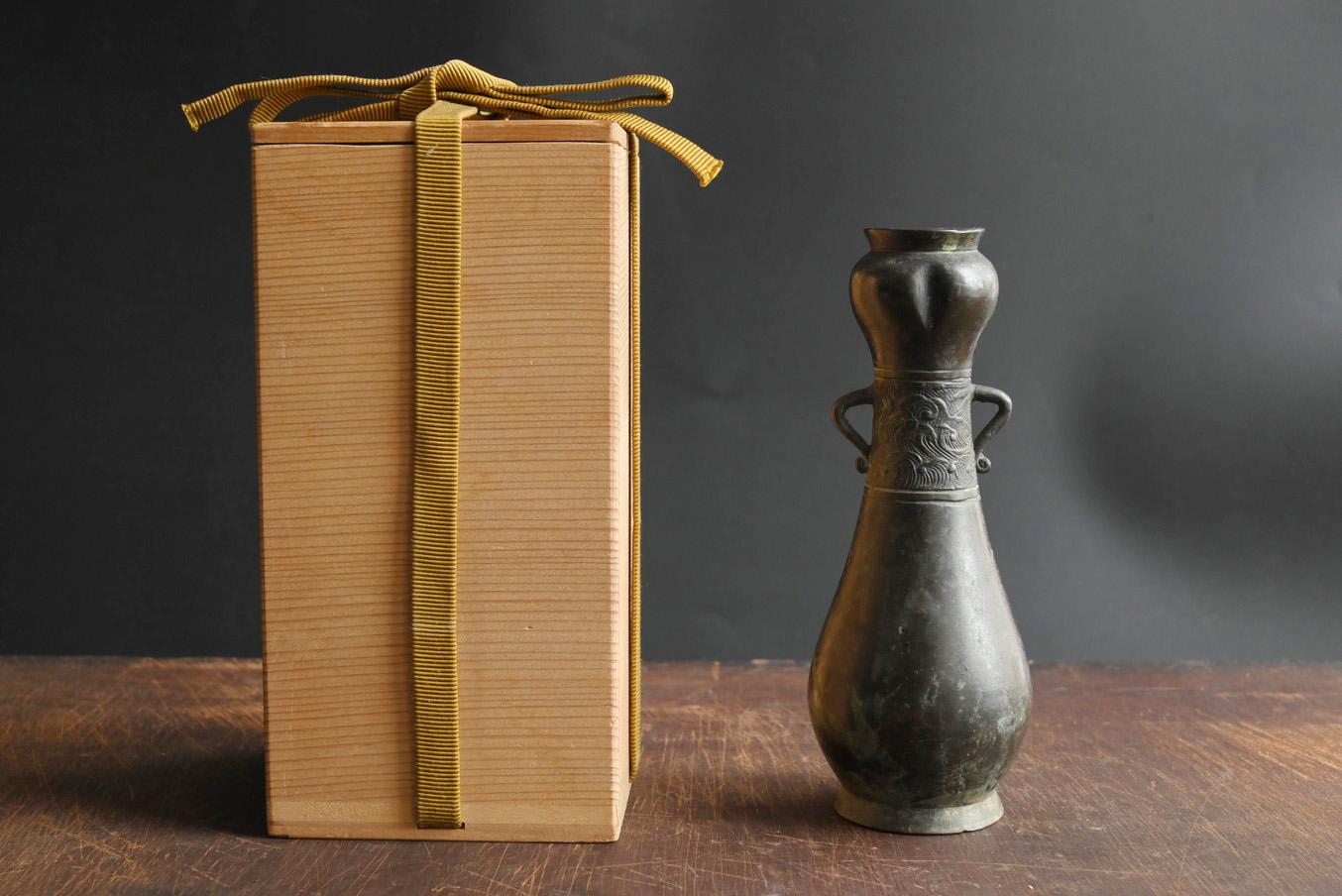 Cast Small Japanese copper vase made in the late Edo period / 1750-1868 / Flower vase For Sale