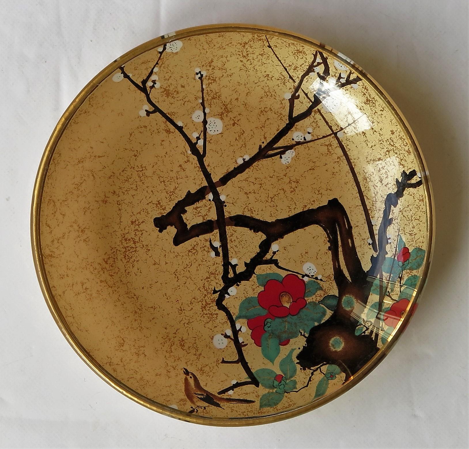 Small Japanese Glass Dish with Hand Painted Kakiemon Decoration, circa 1920 4
