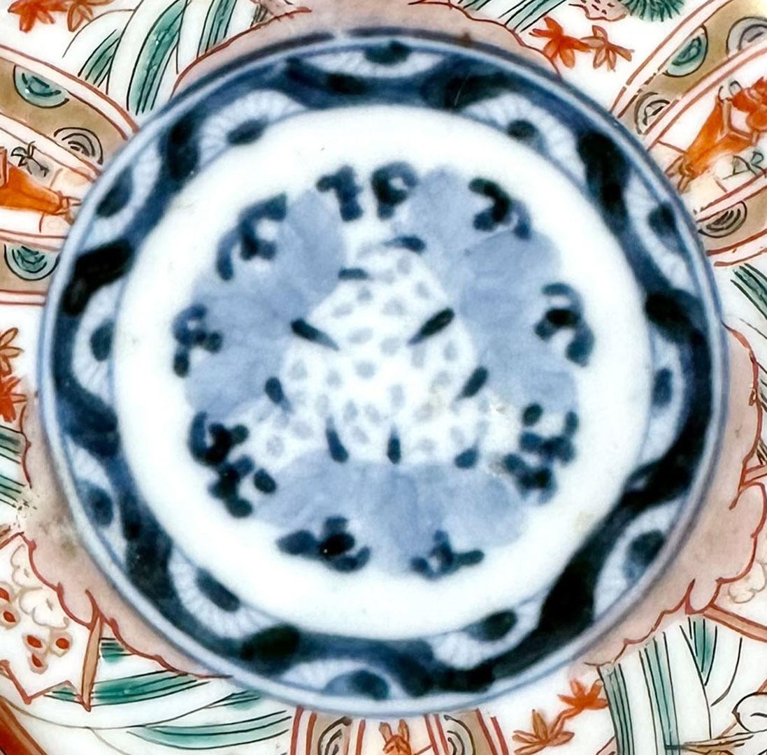 Una piccola ciotola Imari con bordo smerlato. È ben fatto ed è in buone condizioni. Circa 1880, Giappone. 