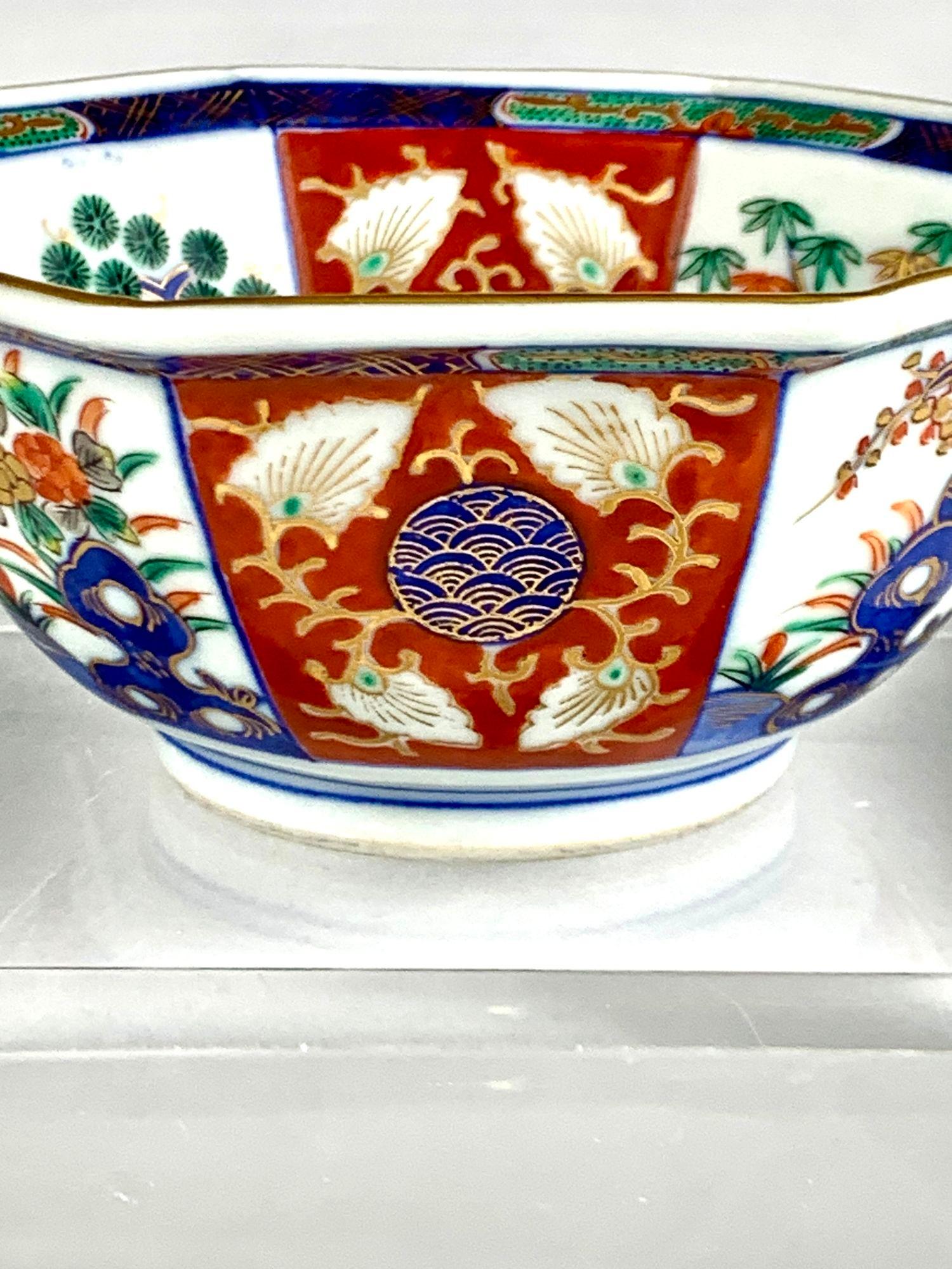 Ce délicat bol japonais a été peint à la main pendant la période Meiji, vers 1880.
La forme octogonale traditionnelle est décorée de huit panneaux dans le style Imari.
Les panneaux sont de couleur rouge fer avec un motif de vagues or et bleu au