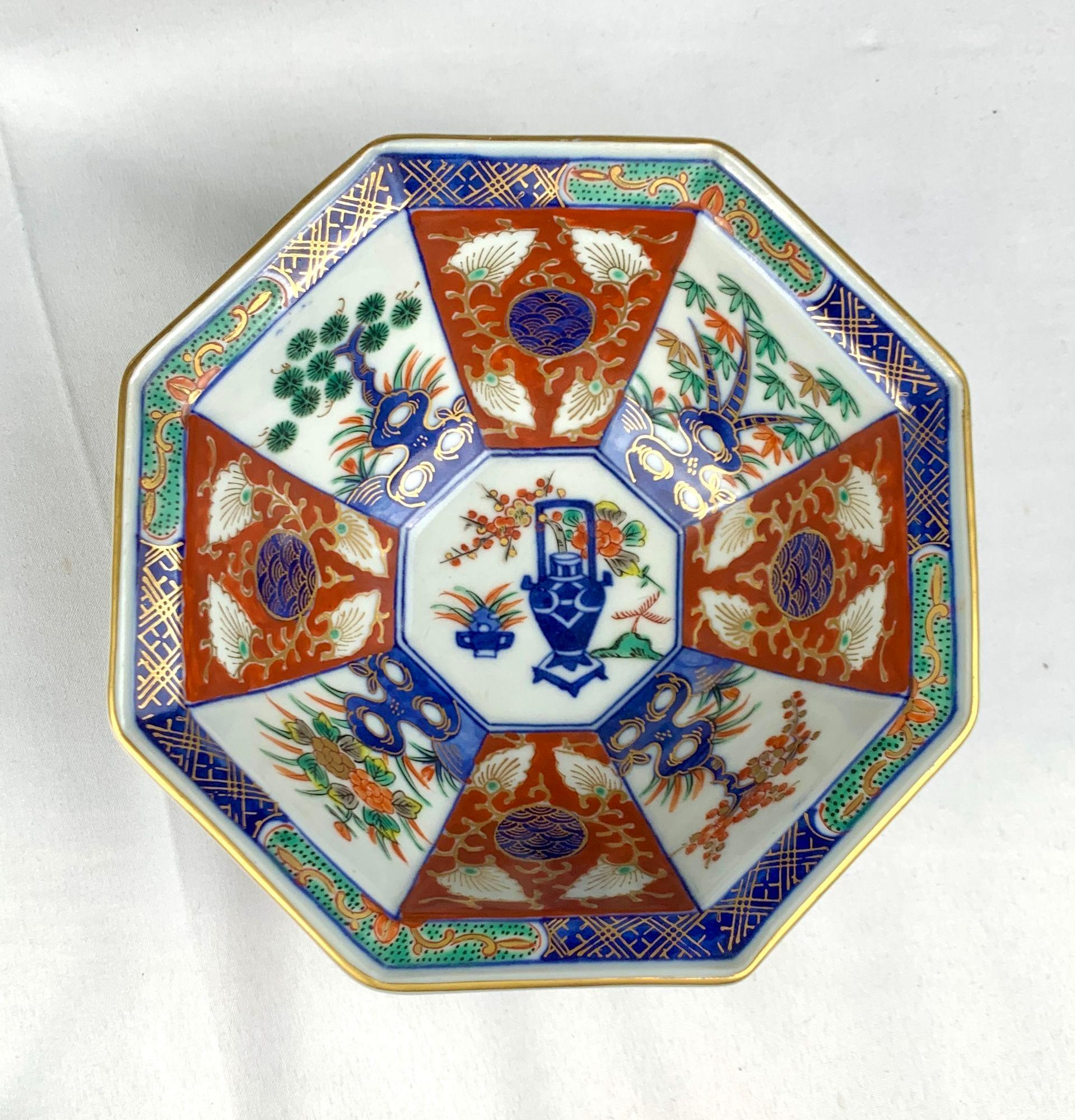 Hand-Painted Small Japanese Imari Bowl Meiji Period Circa 1880 For Sale