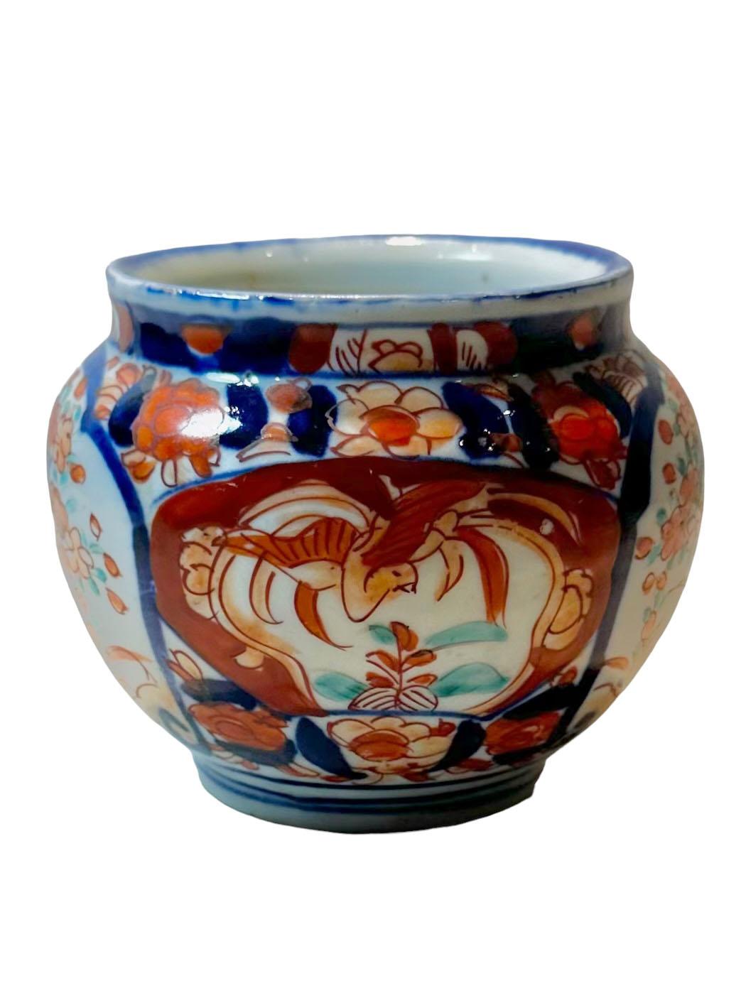 Antique Japanese Imari jardiniere for flowers. Circa 1890s. 
