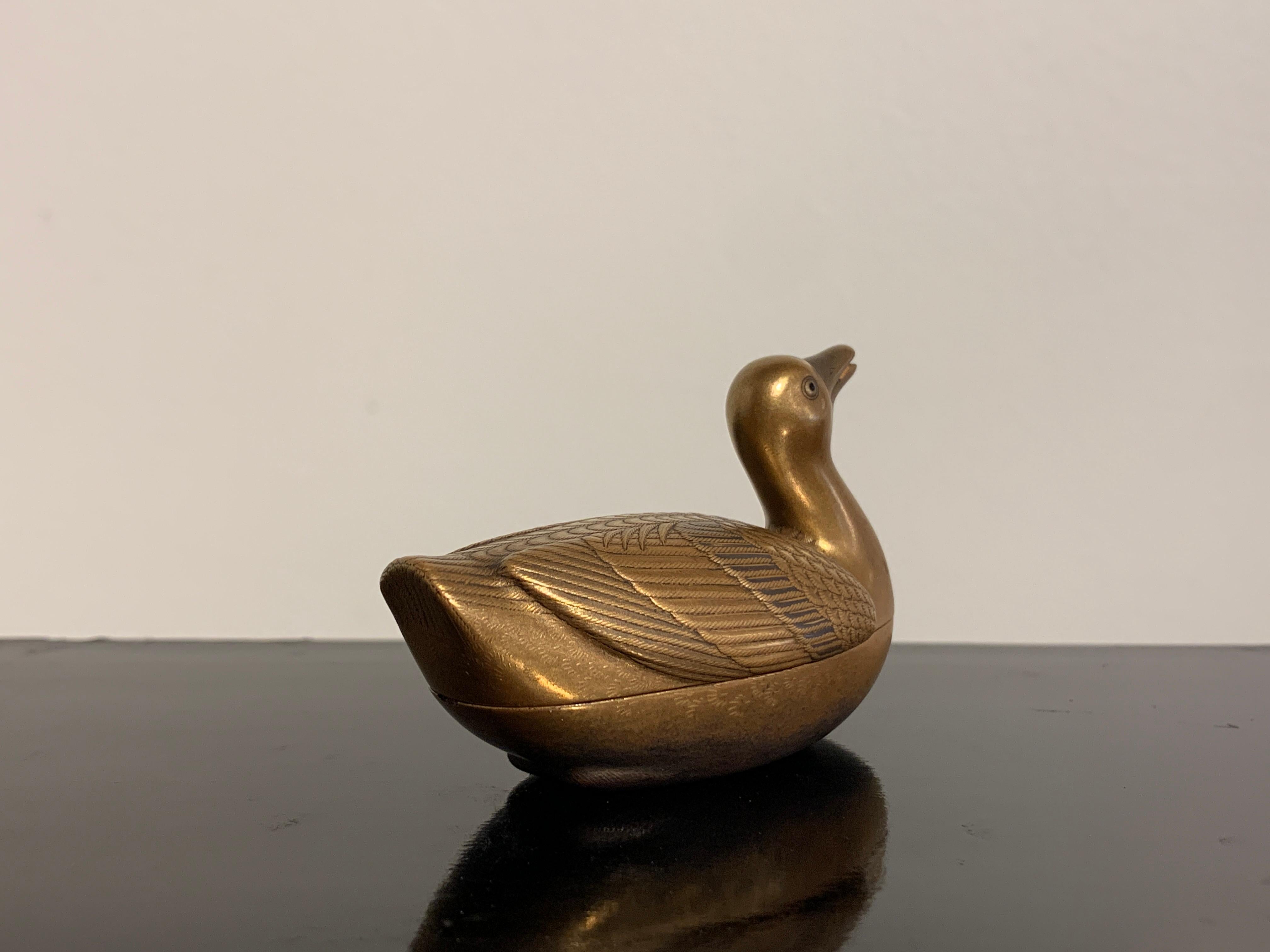 Small Japanese Lacquer Duck Incense Box, Kogo, Meiji Period, Late 19th Century In Good Condition For Sale In Austin, TX