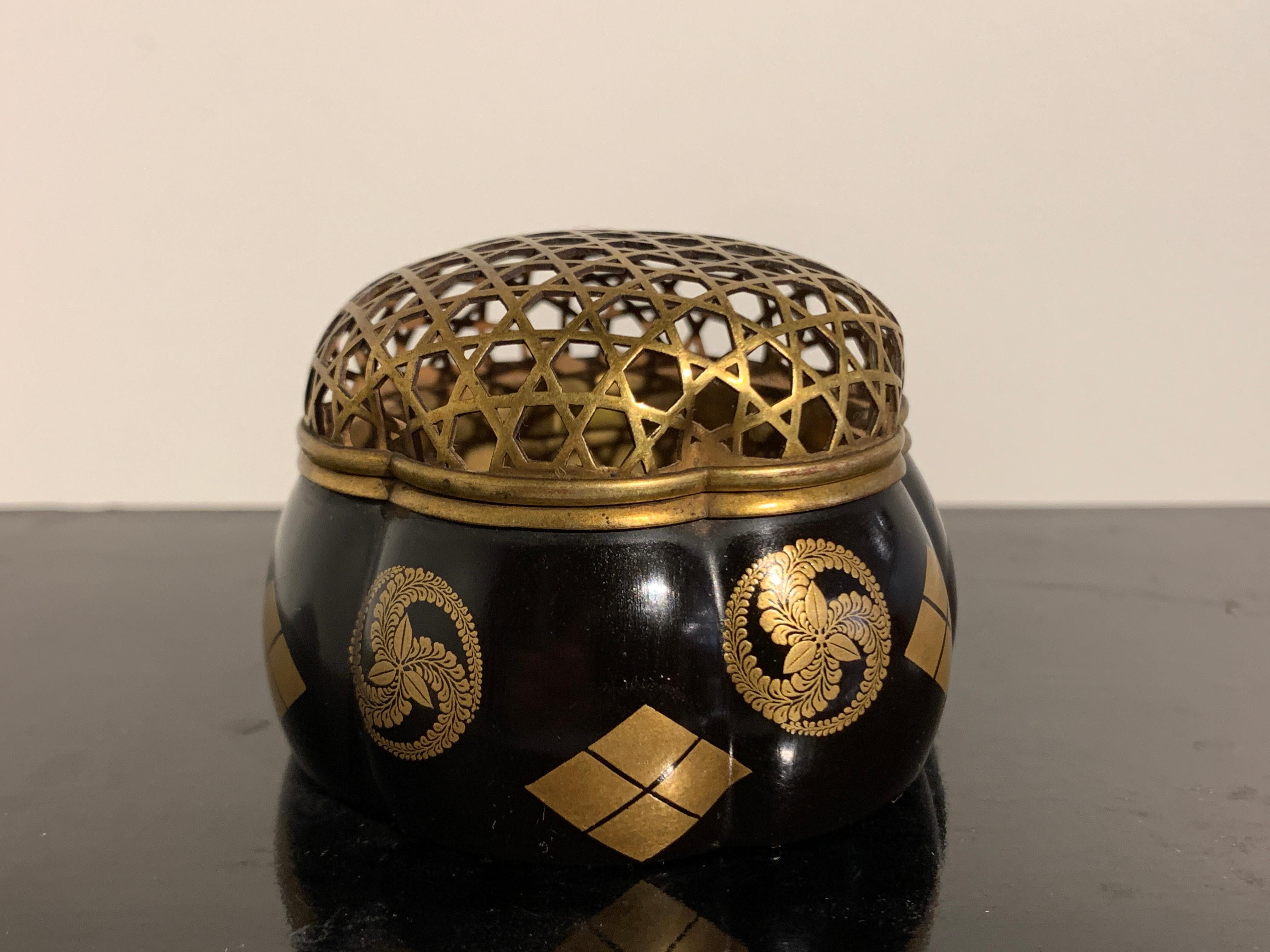 Small Japanese Lacquer Incense Burner, Koro, with Mon, Edo Period, 18th Century In Good Condition In Austin, TX