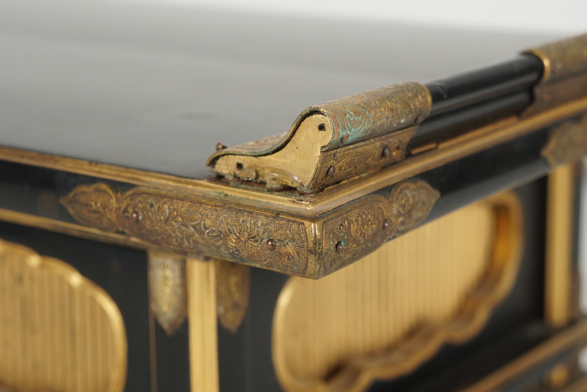 XIXe siècle Petit support d'autel japonais de la période Meiji en noir et or en vente