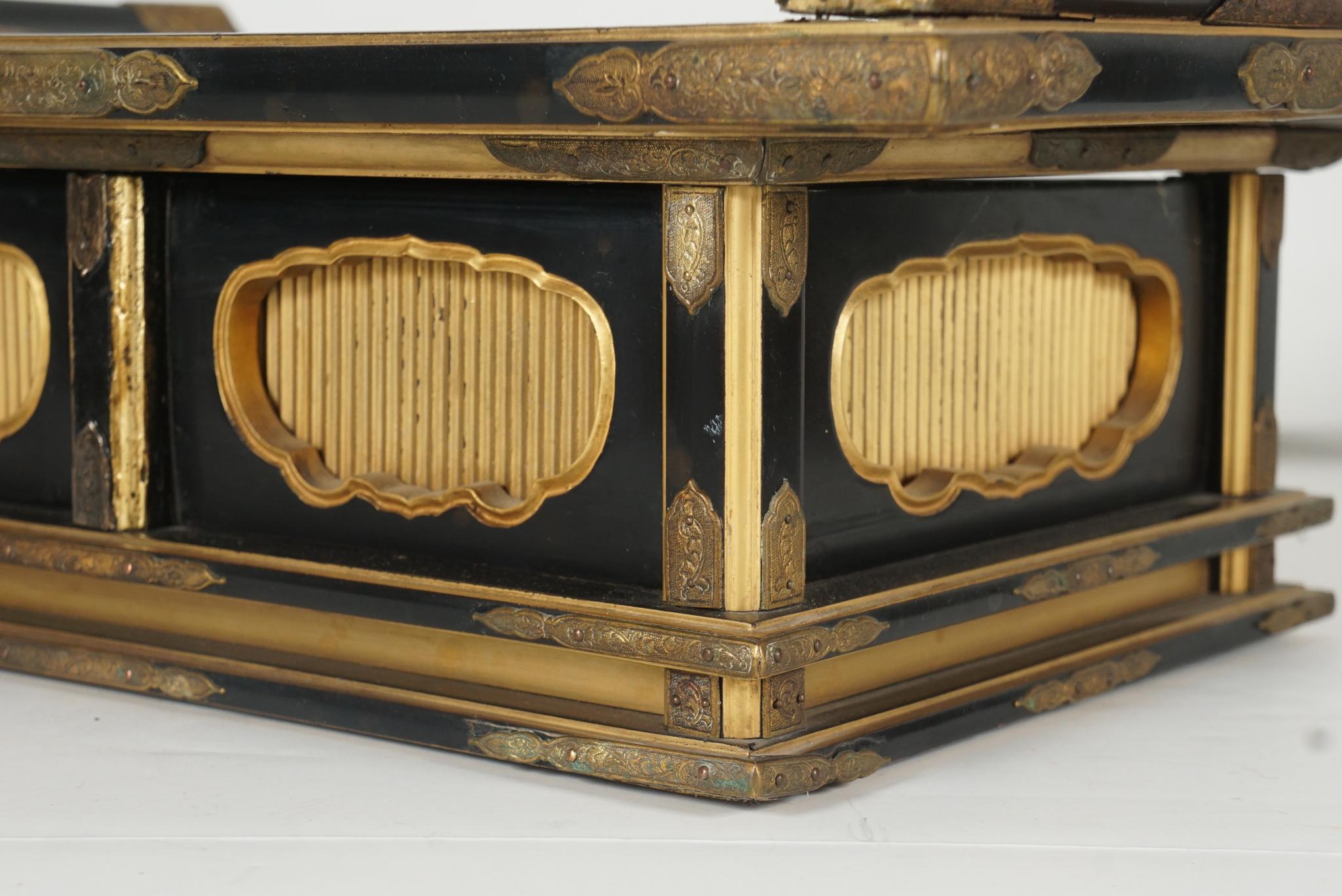 Laiton Petit support d'autel japonais de la période Meiji en noir et or en vente