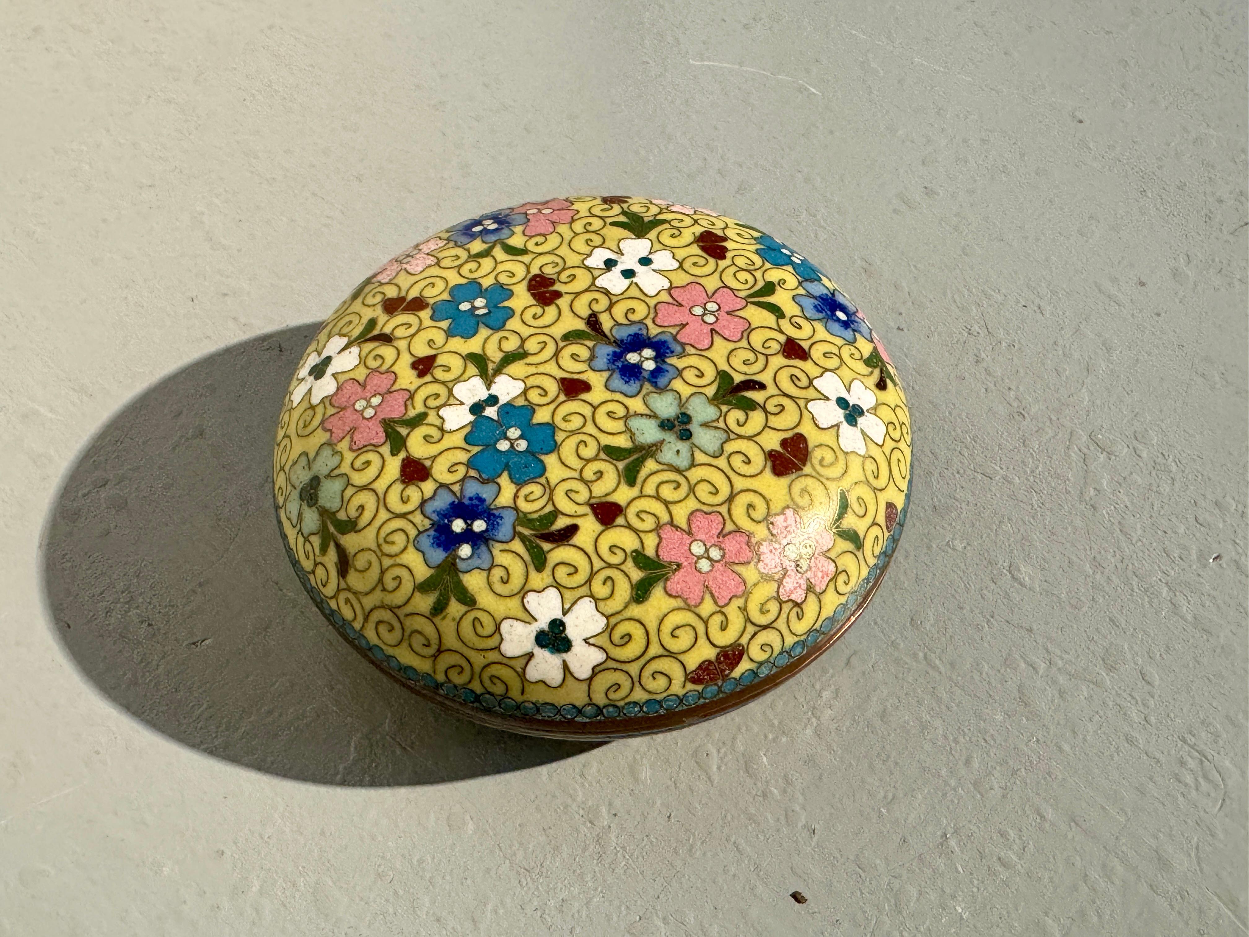 Cloissoné Small Japanese Meiji Period Cloisonne Round Box, circa 1910, Japan For Sale