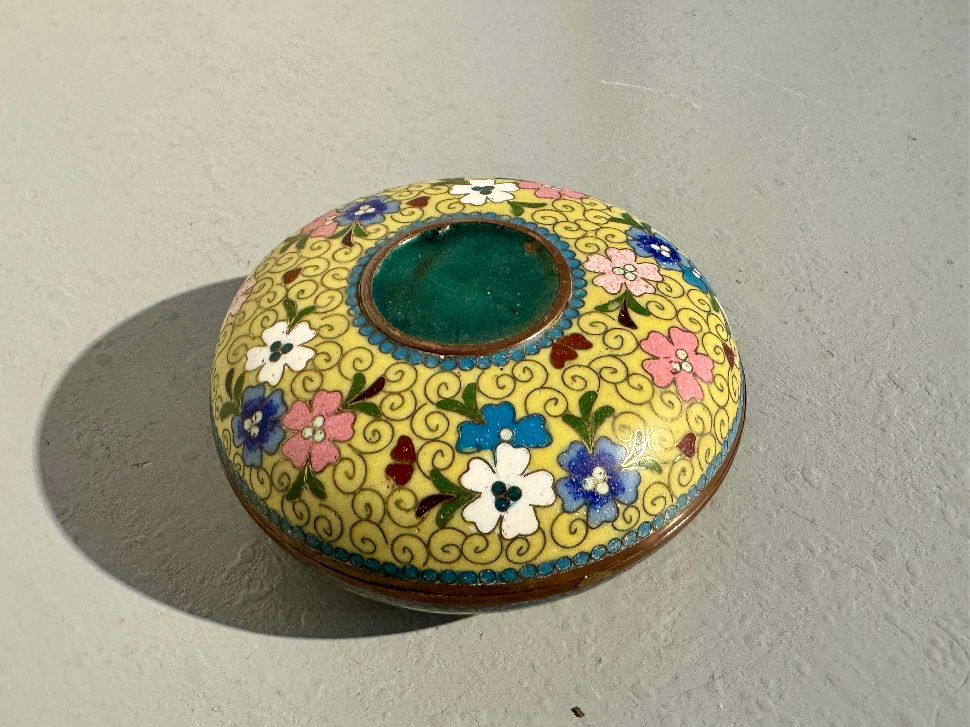 Early 20th Century Small Japanese Meiji Period Cloisonne Round Box, circa 1910, Japan For Sale