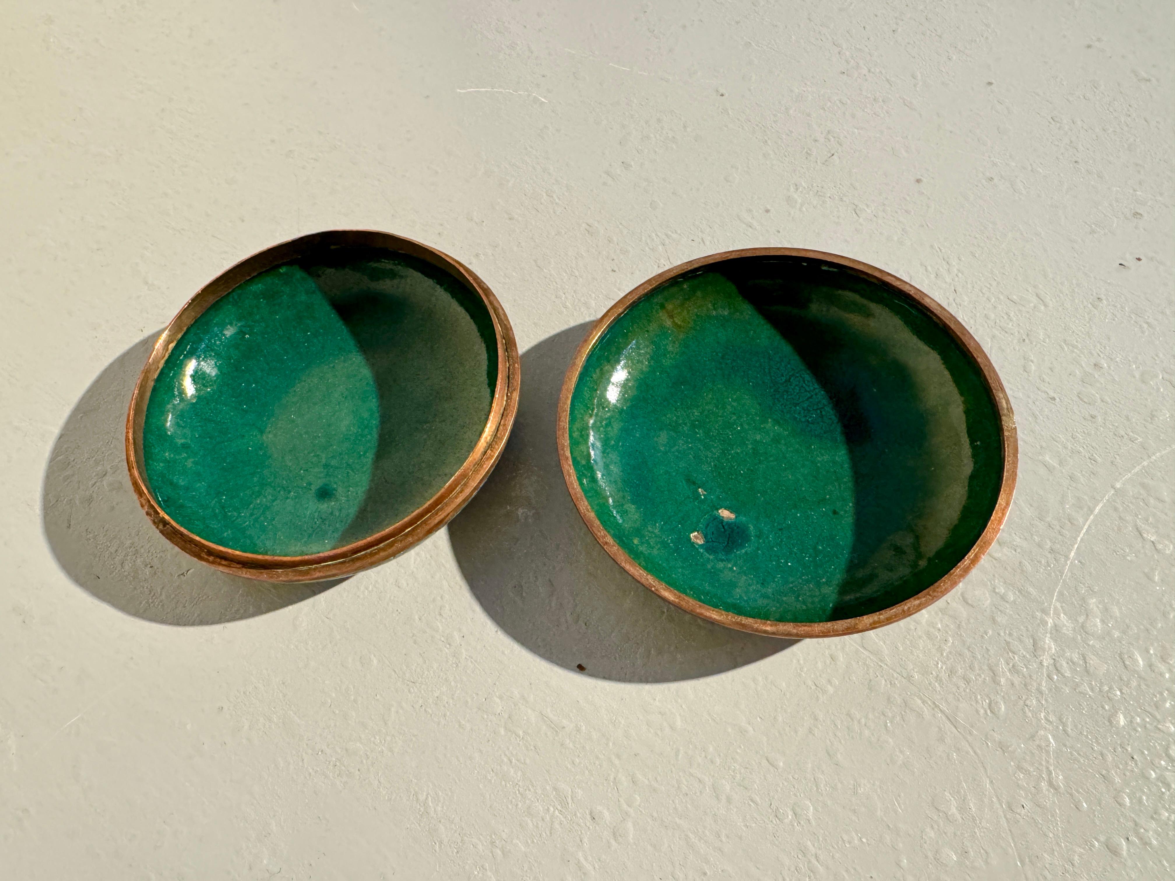 Small Japanese Meiji Period Cloisonne Round Box, circa 1910, Japan For Sale 1