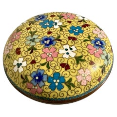 Pequeña caja redonda japonesa de cloisonné del periodo Meiji, hacia 1910, Japón