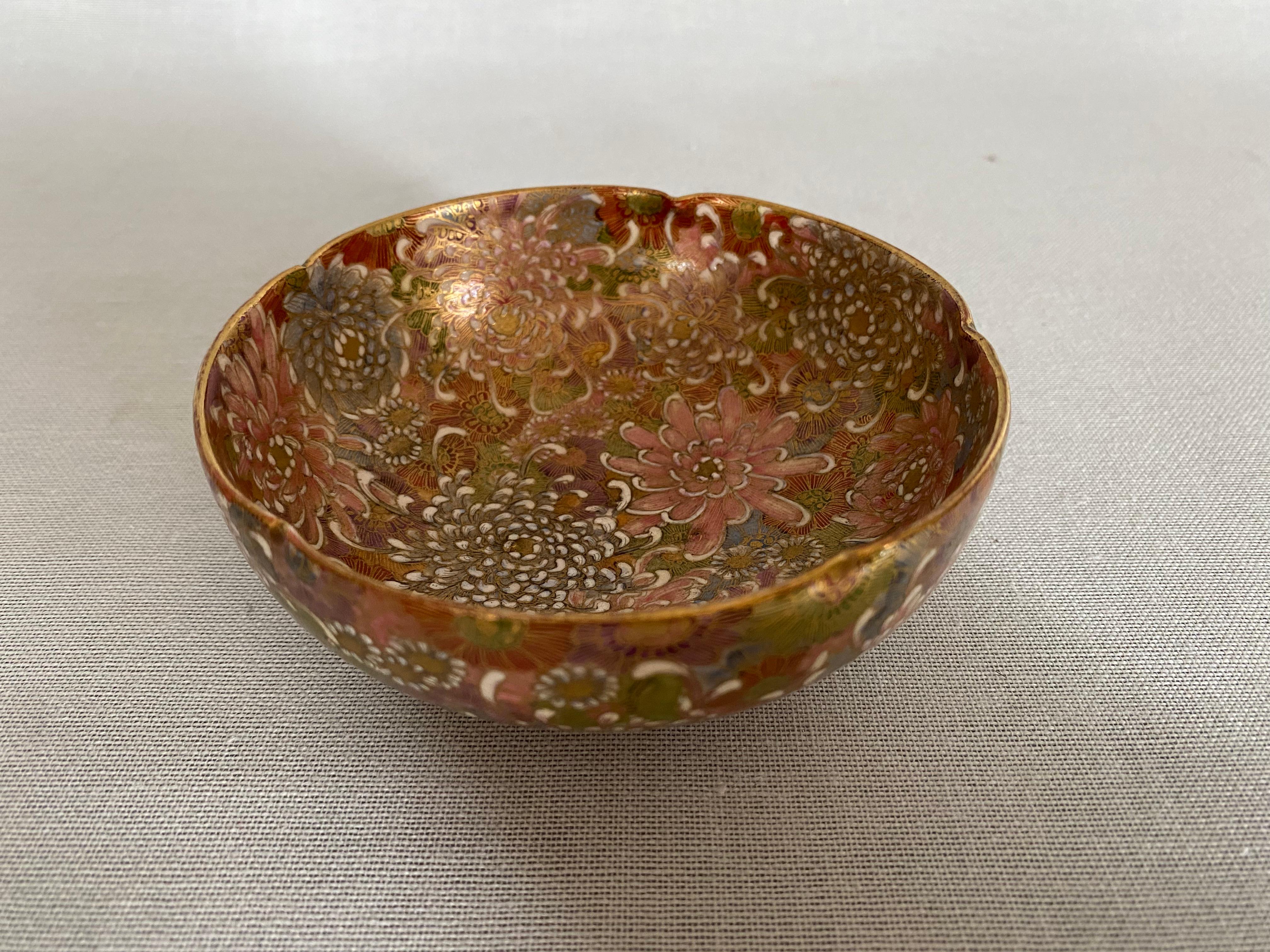 Small Japanese Millefleur Satsuma bowl with Shimazu crest In Good Condition For Sale In Hamburg, DE