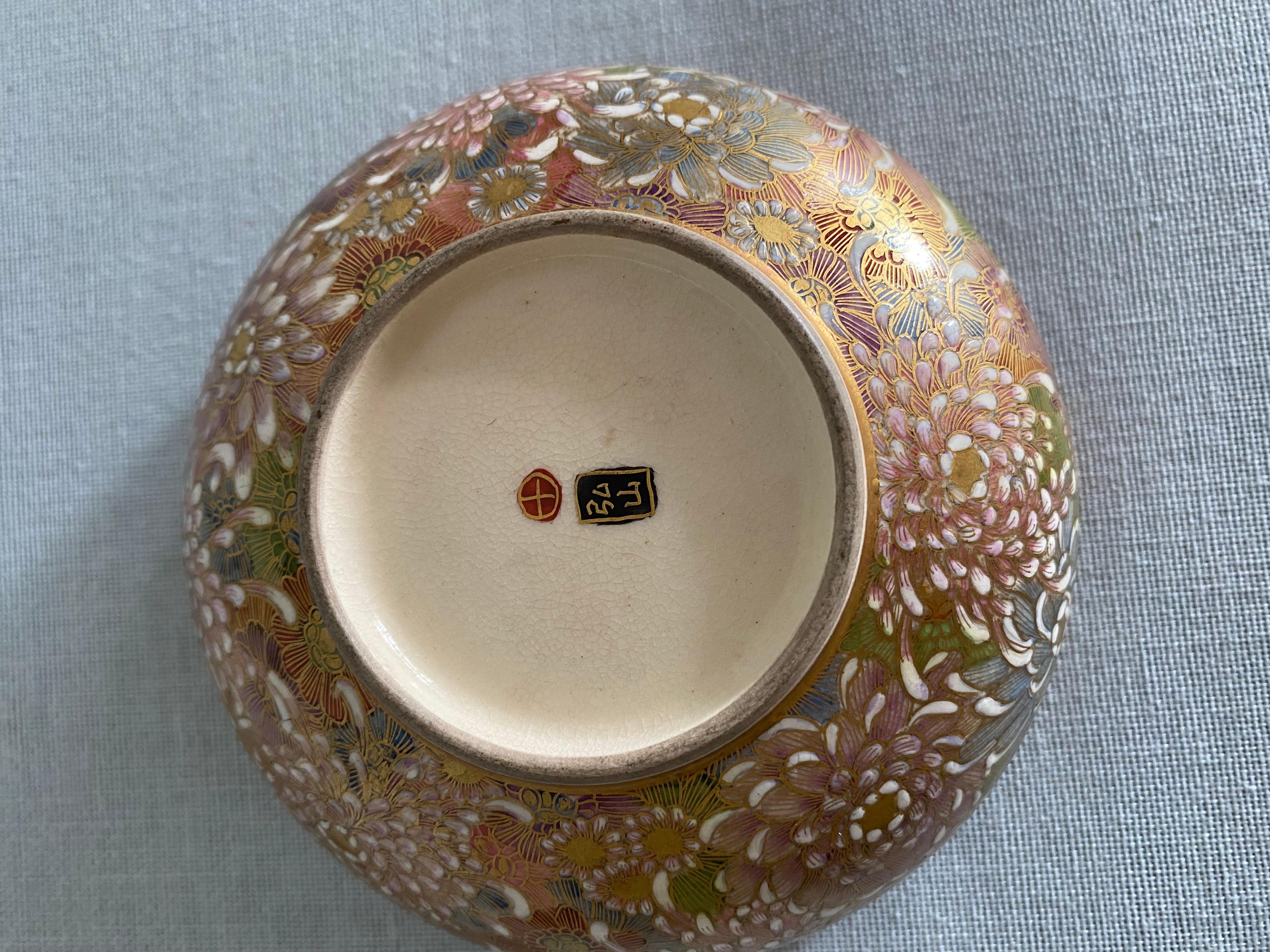 Small Japanese Millefleur Satsuma bowl with Shimazu crest For Sale 1