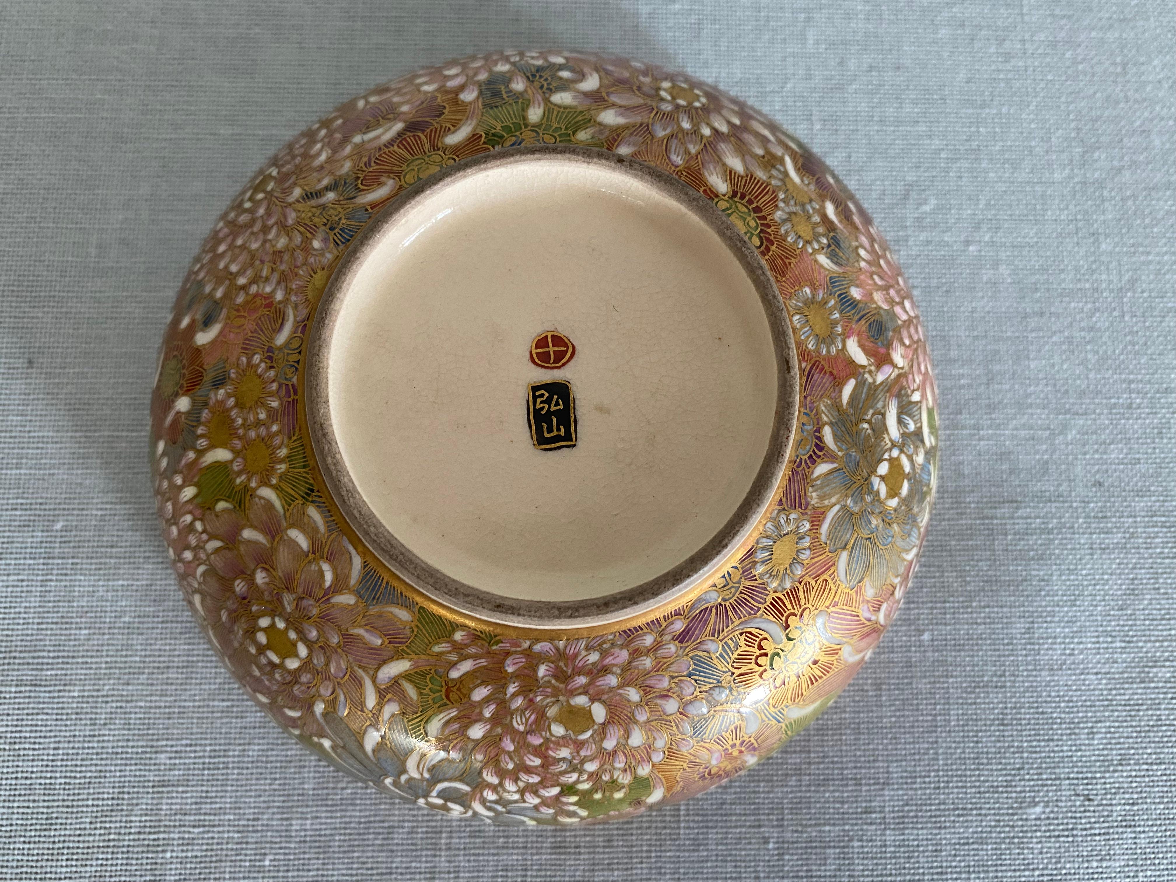 Small Japanese Millefleur Satsuma bowl with Shimazu crest For Sale 2