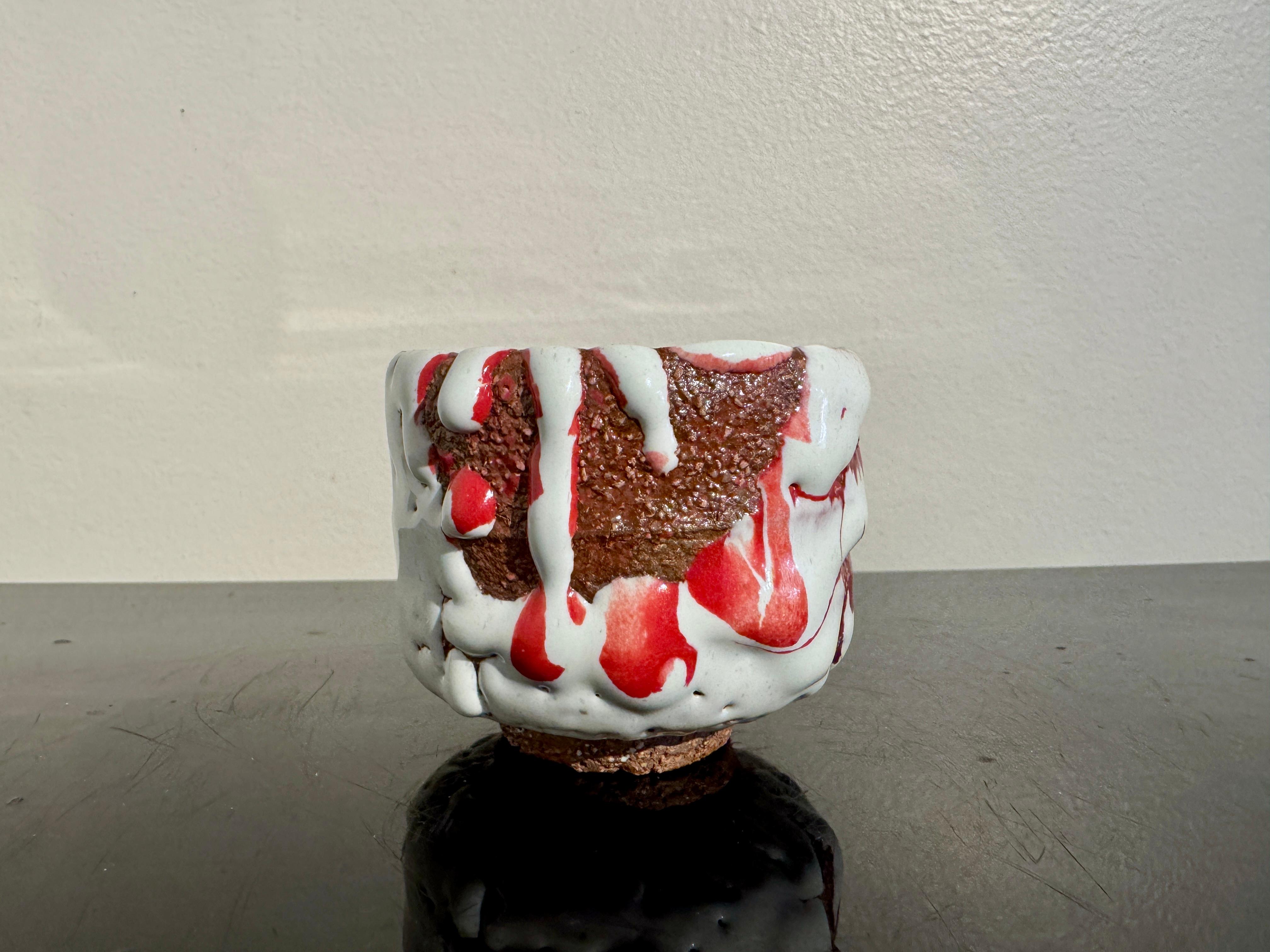 Eine kleine, aber kraftvolle japanische weiße Oni Hagi Yaki Chawan (Teeschale) des bekannten zeitgenössischen Töpfermeisters Seigan Yamane (geb. 1952), ca. 2010, Japan.

Die kleine Teeschale hat die typische Form einer Teetasse, mit hohen, geraden