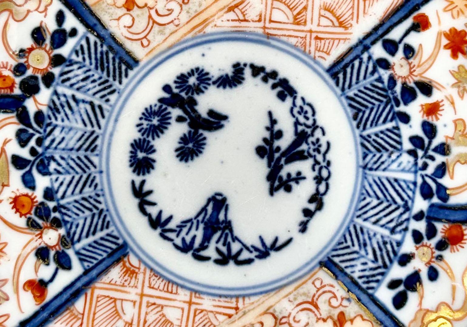Un plato japonés pequeño pero de gran calidad.  Alrededor de 1800, Japón.