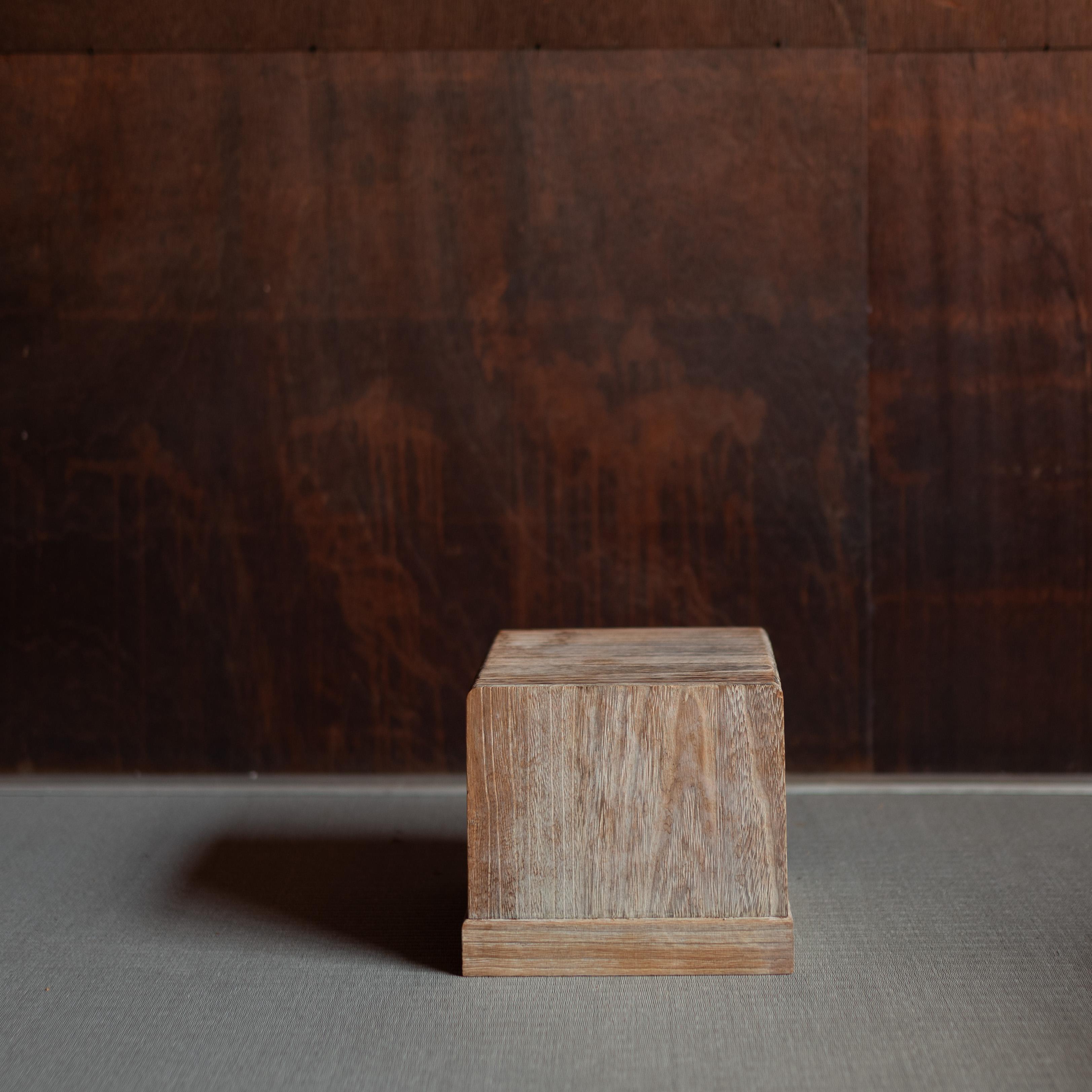 Small Japanese Wooden Box with Drawers and Floral Design, Japan, 20th Century In Good Condition For Sale In Edogawa-ku Tokyo, JP