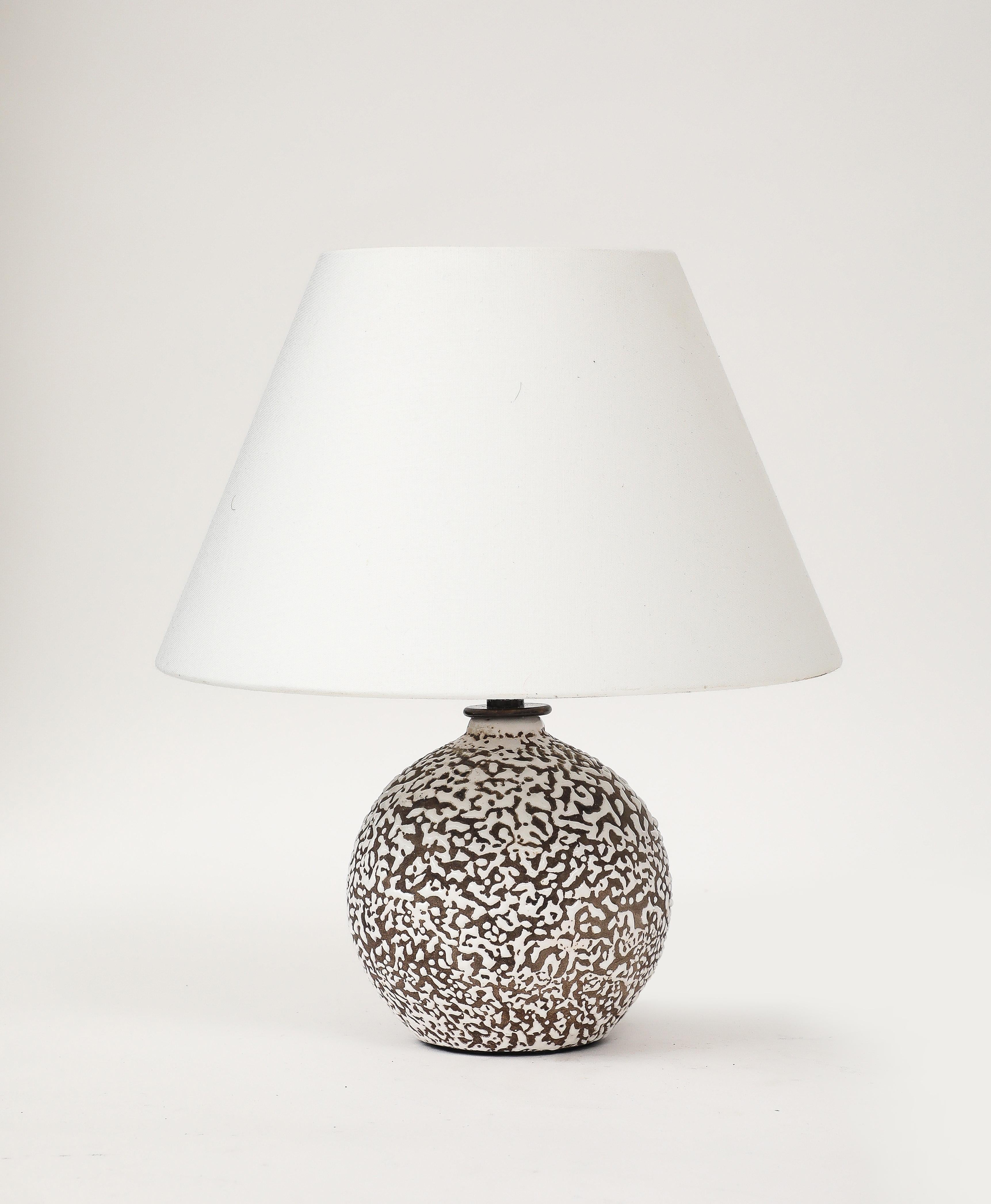 Piccola lampada in ceramica in stile Art Déco di Jean Besnard, Francia, 1930 ca.

Paralume in pergamena su misura, cordoncino in seta, minuteria in bronzo.