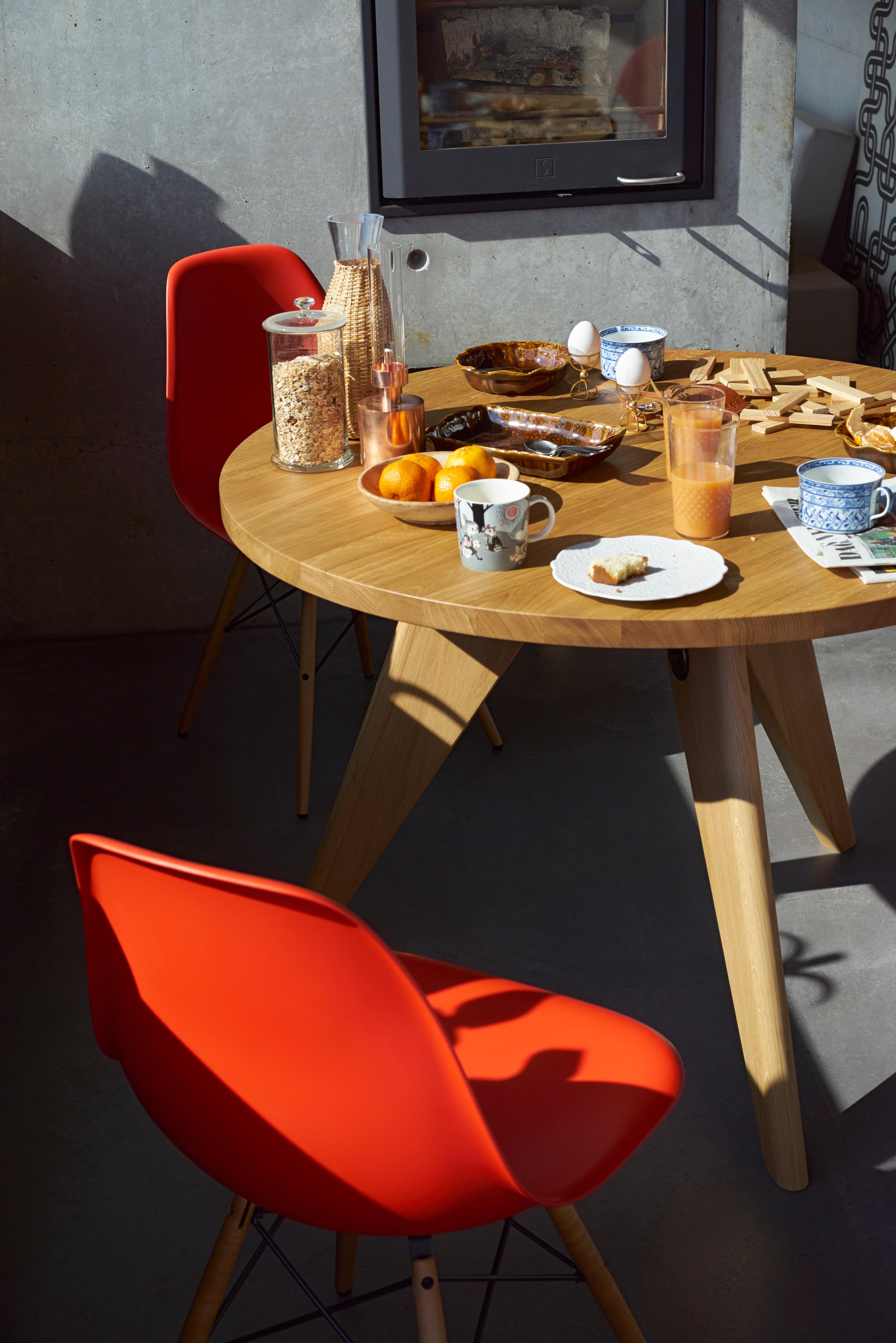 Piccolo tavolo da pranzo Jean Prouvé Guéridon in rovere naturale per Vitra. Progettato nel 1949 per l'Università di Parigi, il Guéridon Design è un capolavoro del designer e ingegnere francese Jean Prouvé. Il Guéridon è realizzato in legno massiccio