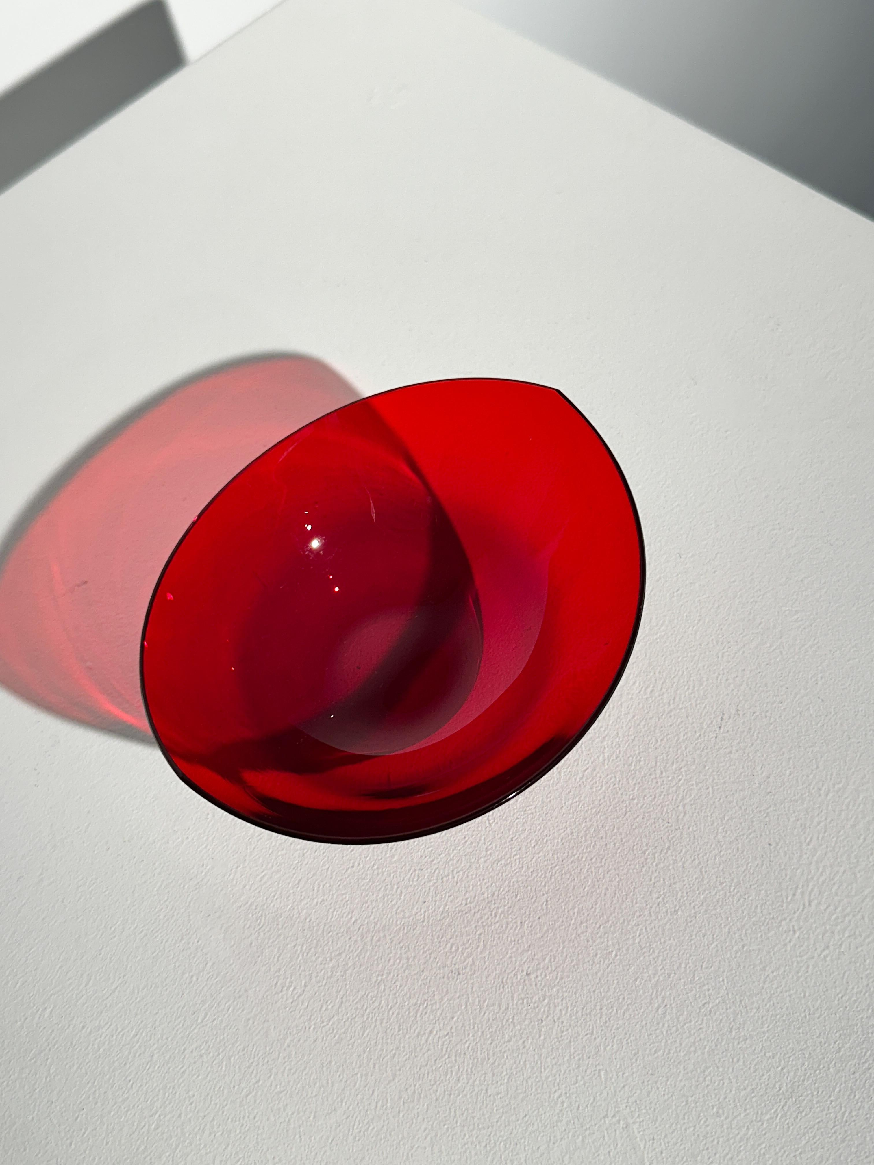 Pequeño cuenco de cristal Johnny Mattsson Reijmyre Suecia Rojo rubí Cristal años 50 Moderno de mediados de siglo en venta